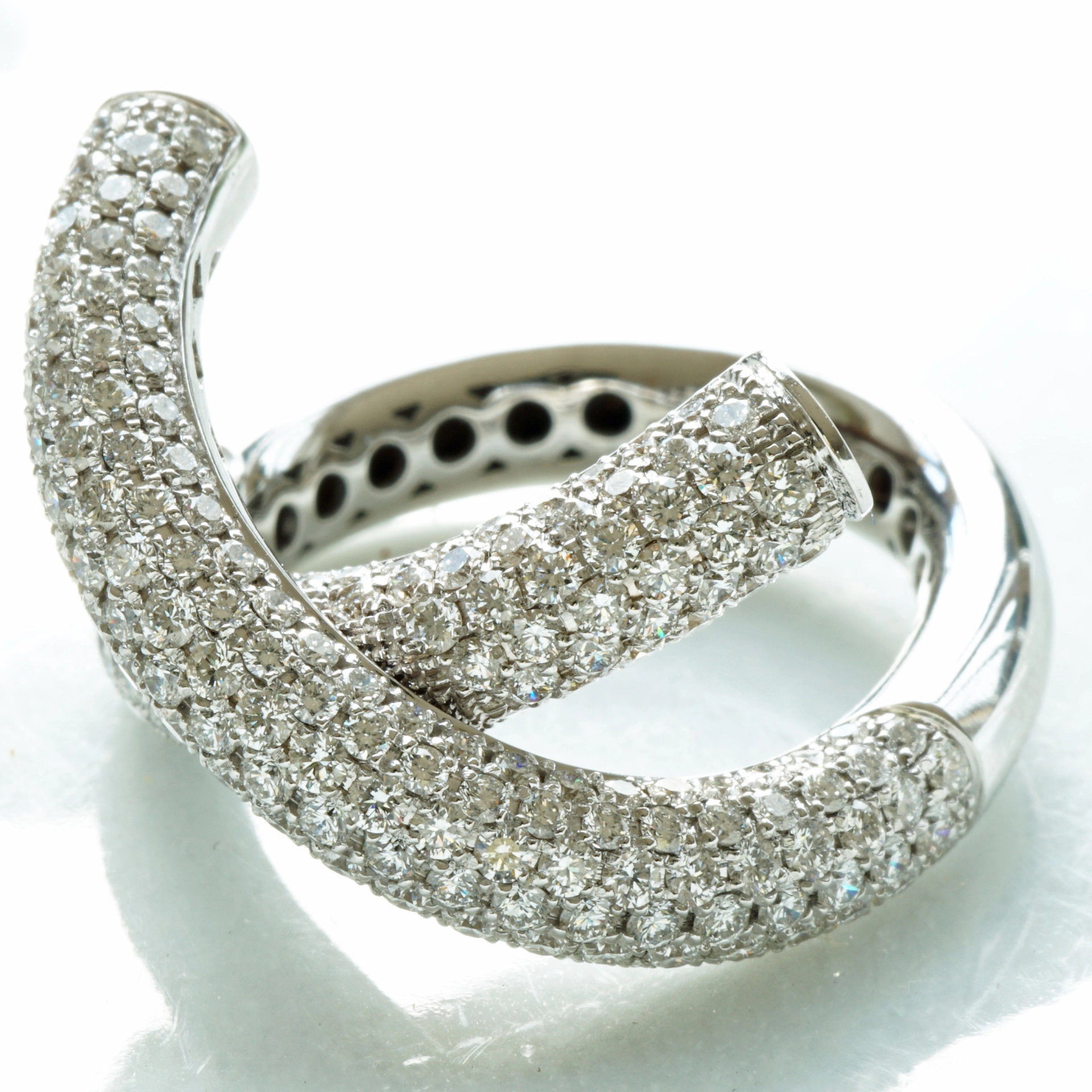 Give me a X....diamond Highlight, what a design! 18kt  whitegold, every diamond set with very professionell, approx. 3.42 ct