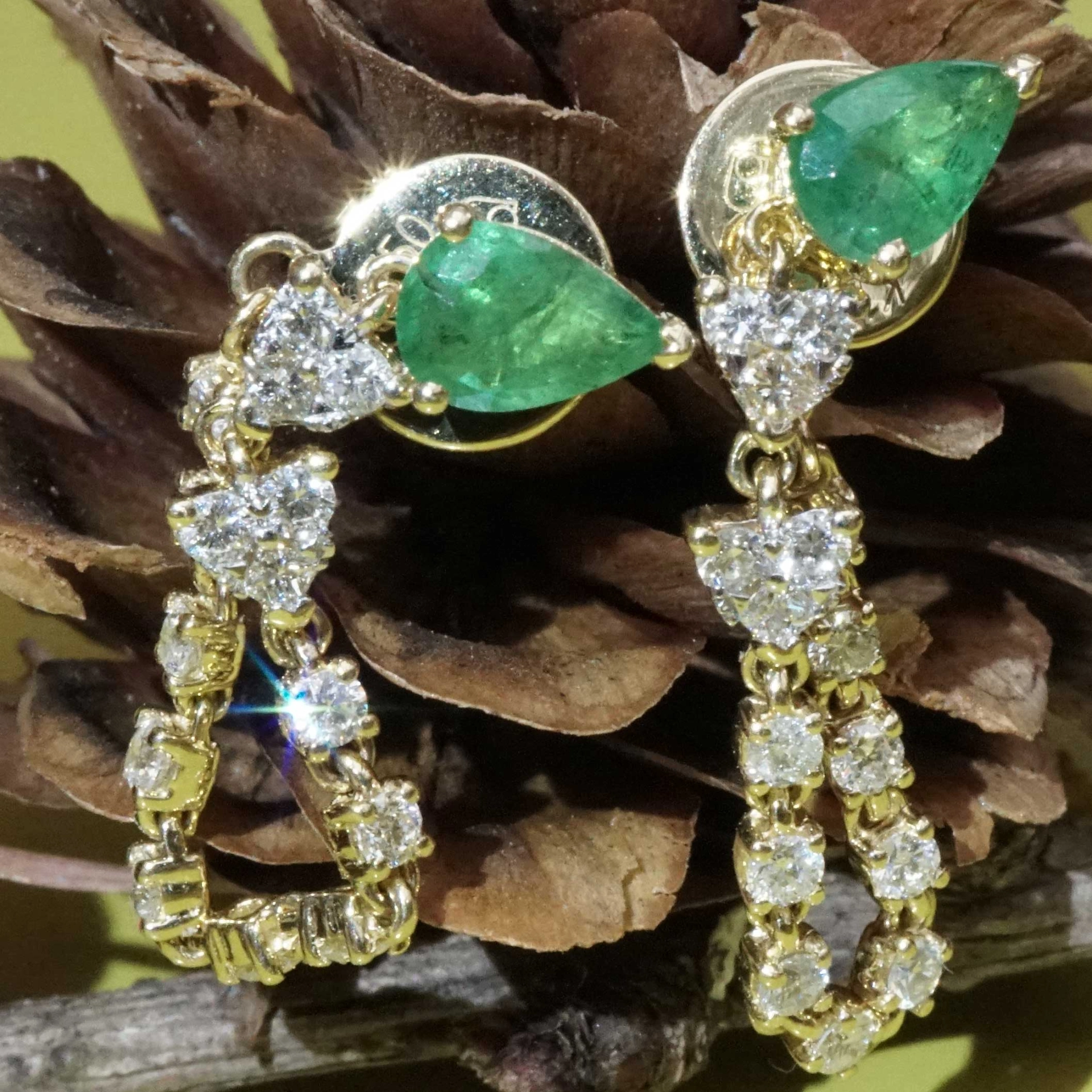 Emerald Brilliant Earring Studs 18 kt Yellow Gold...Chain Style very trendy
