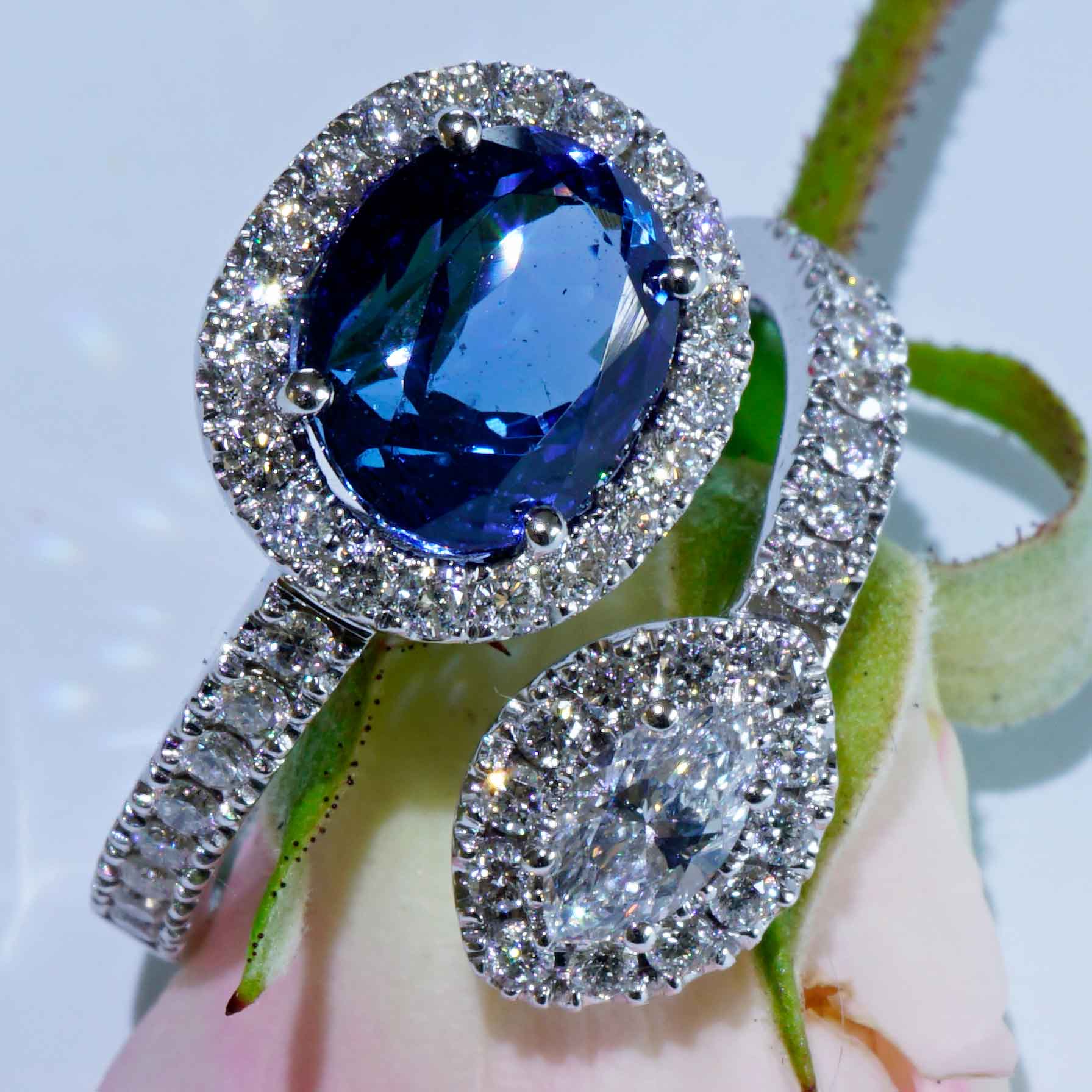 Tanzanite Brilliant Ring 18 kt White Gold Twin Design 1.06 ct with Navette