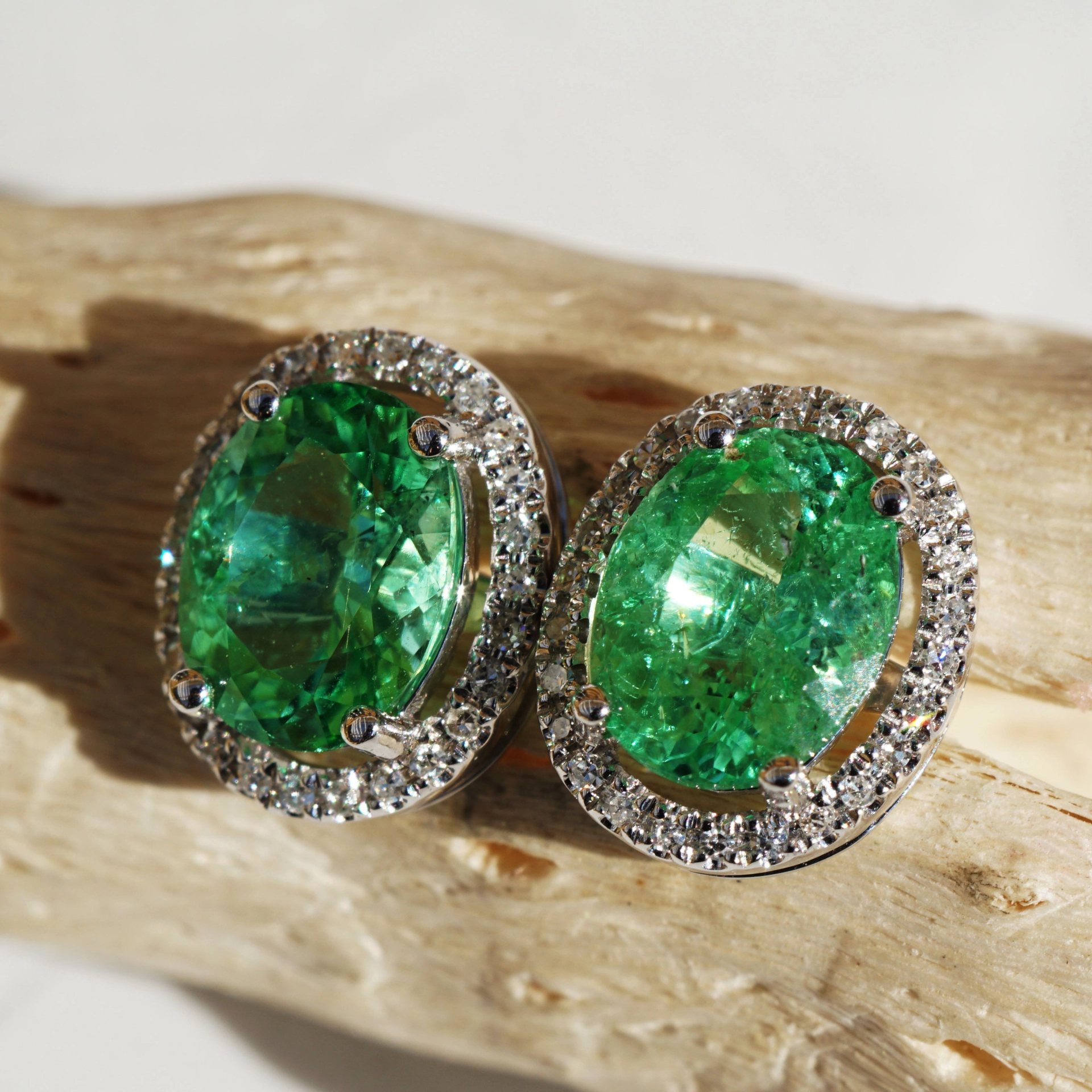 Paraiba Turmalin Ohrstecker 1.70 ct AAA+ 750er Weissgold Diamanten 7x5,5 mm