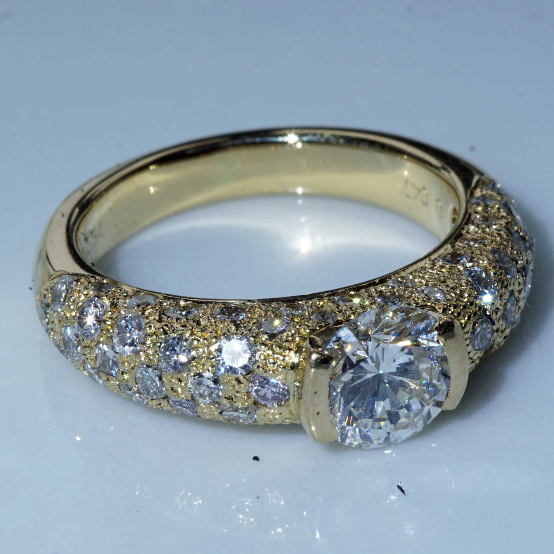 Solitaire Brilliant Ring 18 kt Yellowgold 0.847 ct TW SI nugget shaped Surface