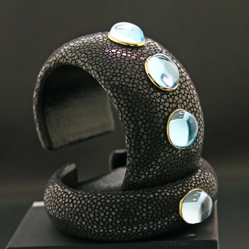 Waterblue Topazes "Blue Eternity" a highquality Stingray Bangle