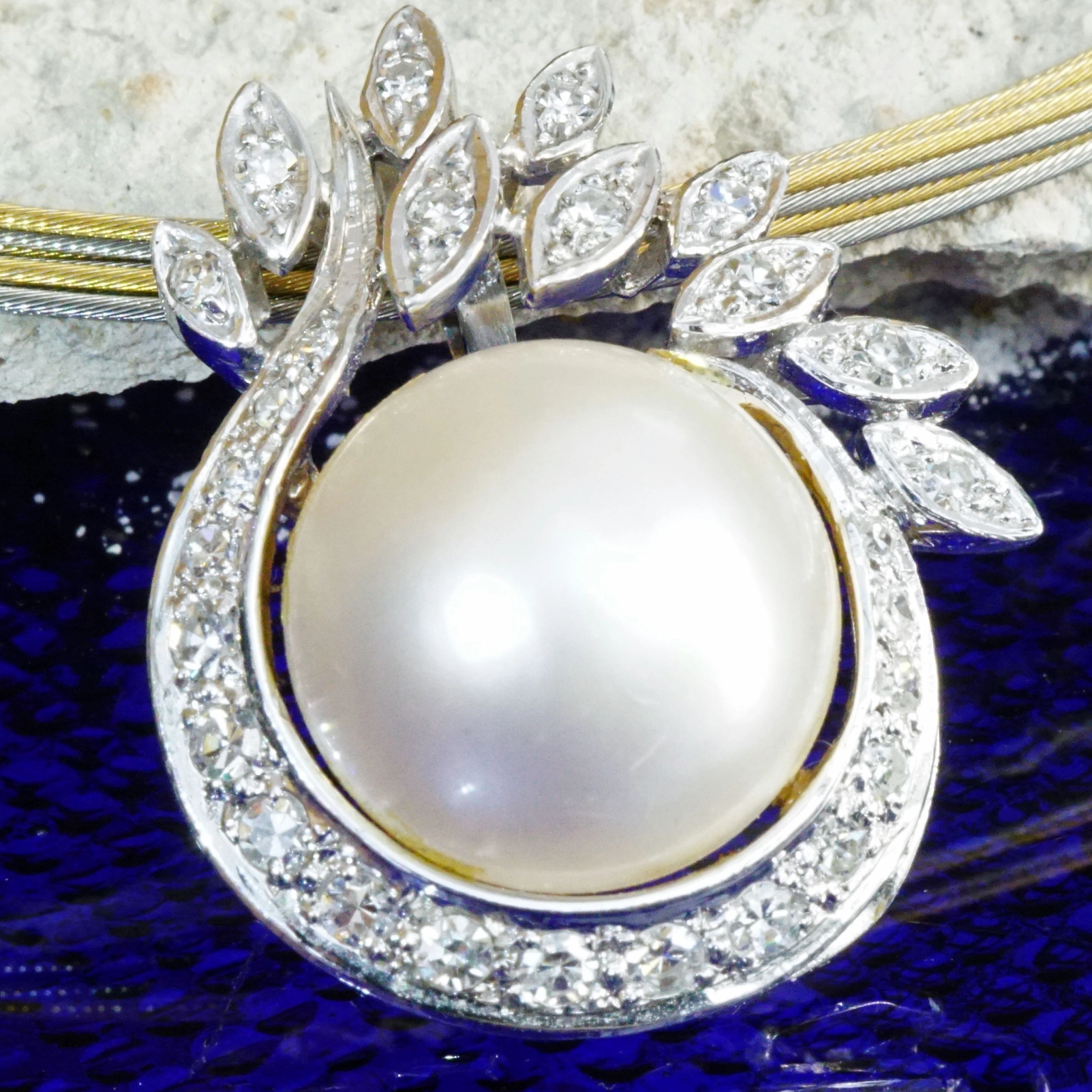 Mabe Pearl Brilliant Pendant..festive 0.60 ct TW VS 7 Grams