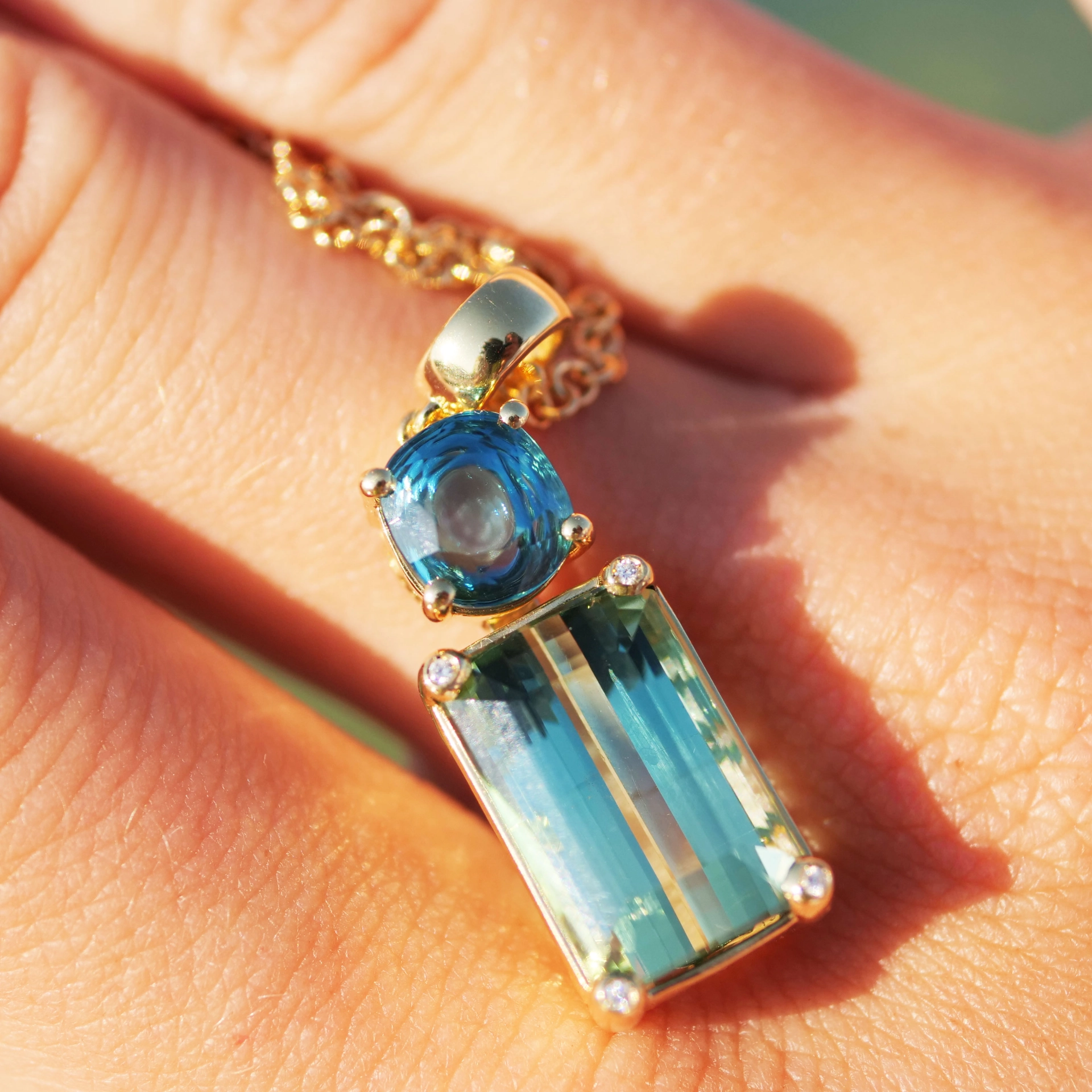 Tourmaline Zirkon Brilliant Pendant in 750 Yellow Gold blue-green Bicolor. 9.60 ct Africa/Congo