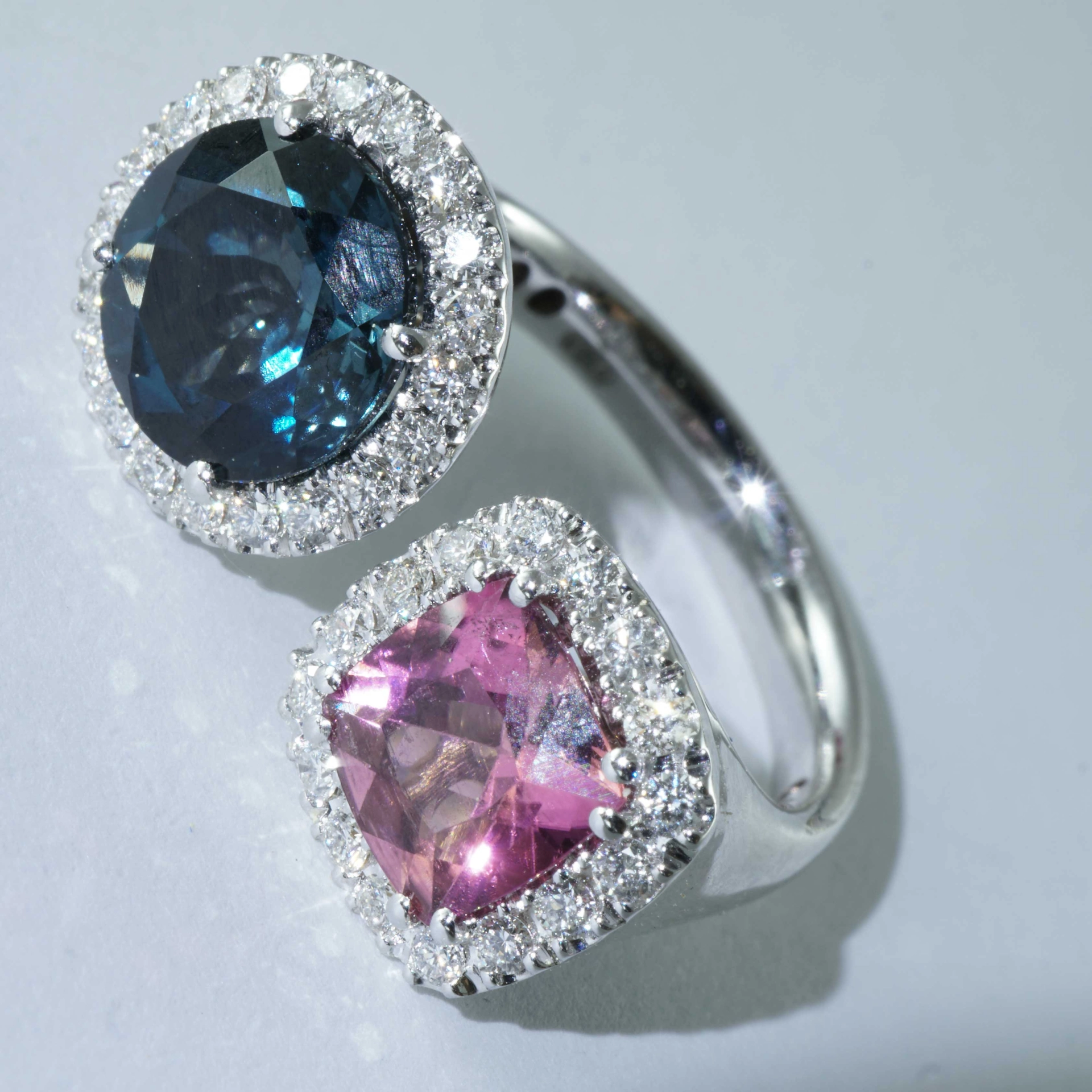Wonderful Twin Ring 18 kt White Gold Tourmaline and Topaz with Brilliants surrounded