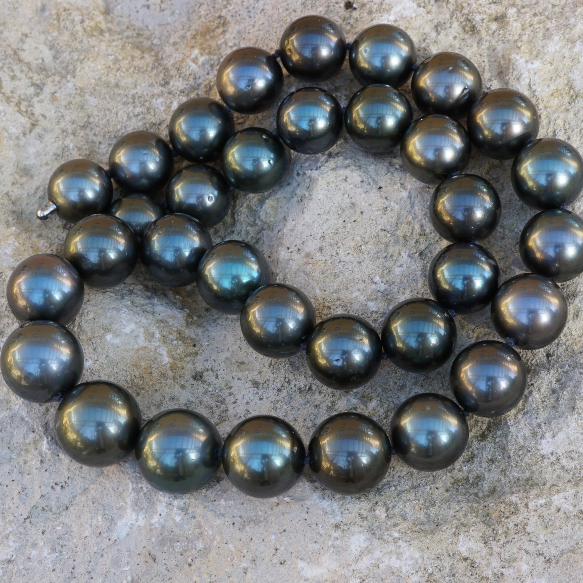 Round Tahitian cultured Pearl Necklace in black-dark anthracite AAA+ 8-10,8mm