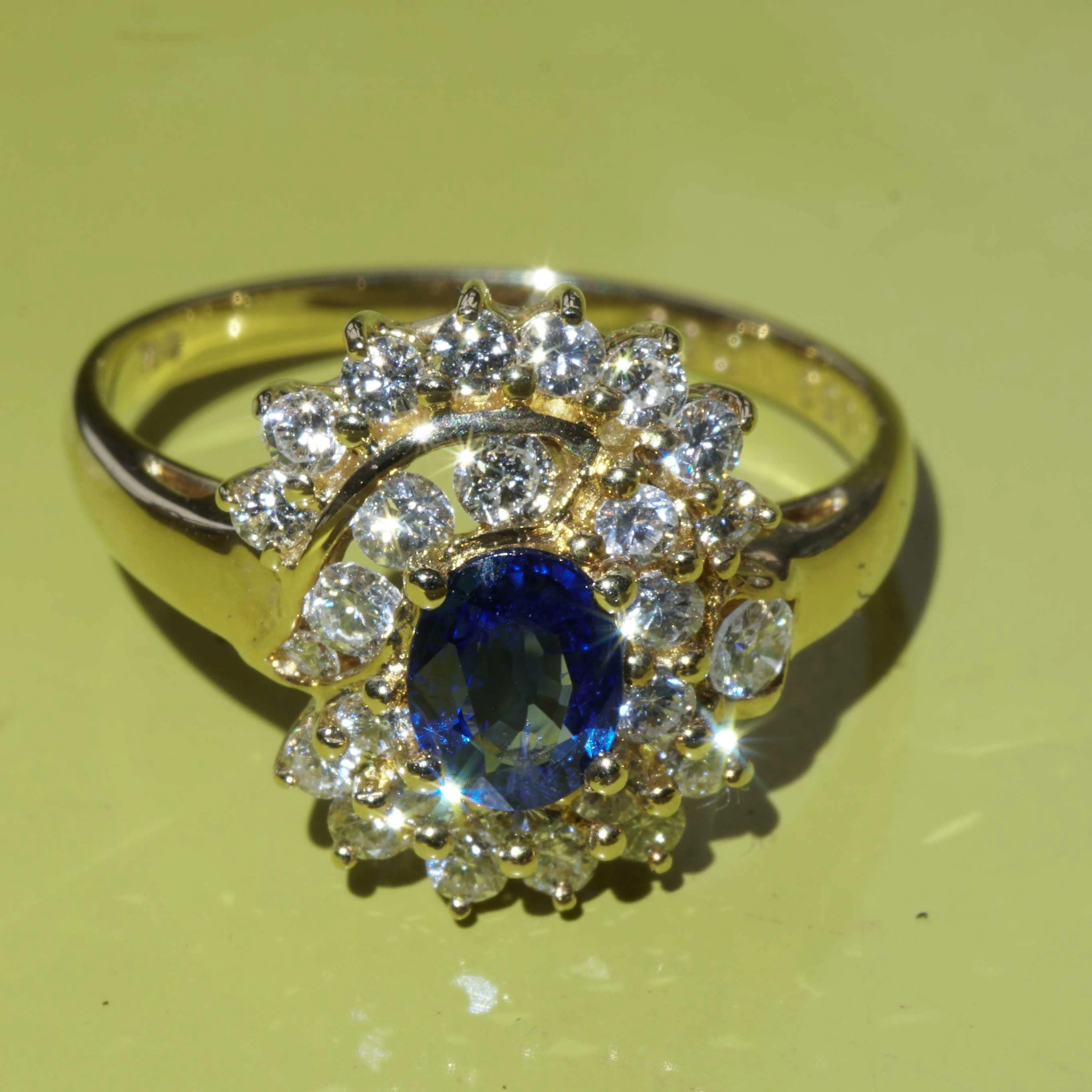 Sapphire Brilliant Ring 18kt Yellowgold 0.53 ct 0.65 ct wonderful royal Blue