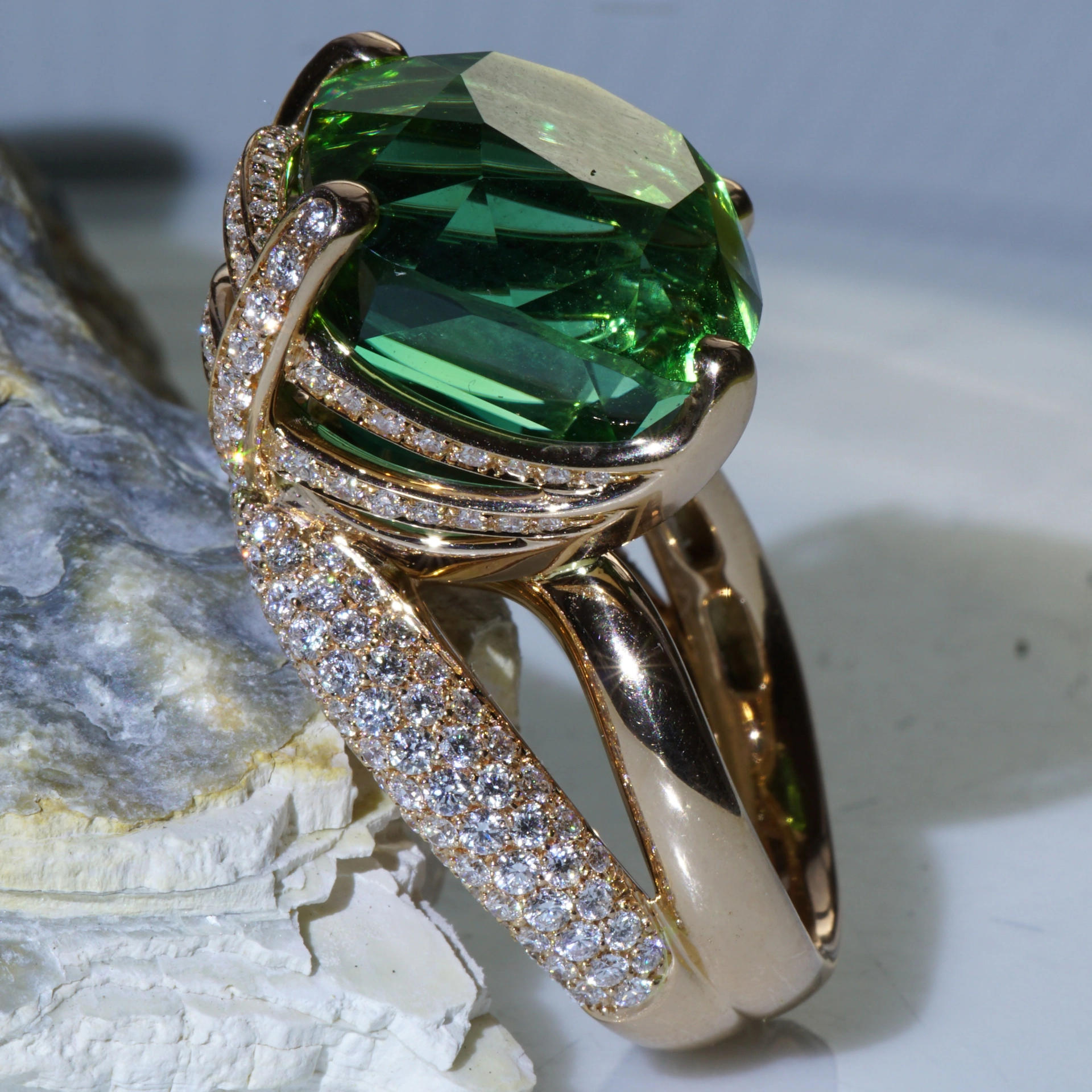Tourmaline Diamond Ring 18kt Rosegold investment gem 25.15 ct Afghanistan green-bluish loupe clean AAA+ 16 x 16 x 14 mm