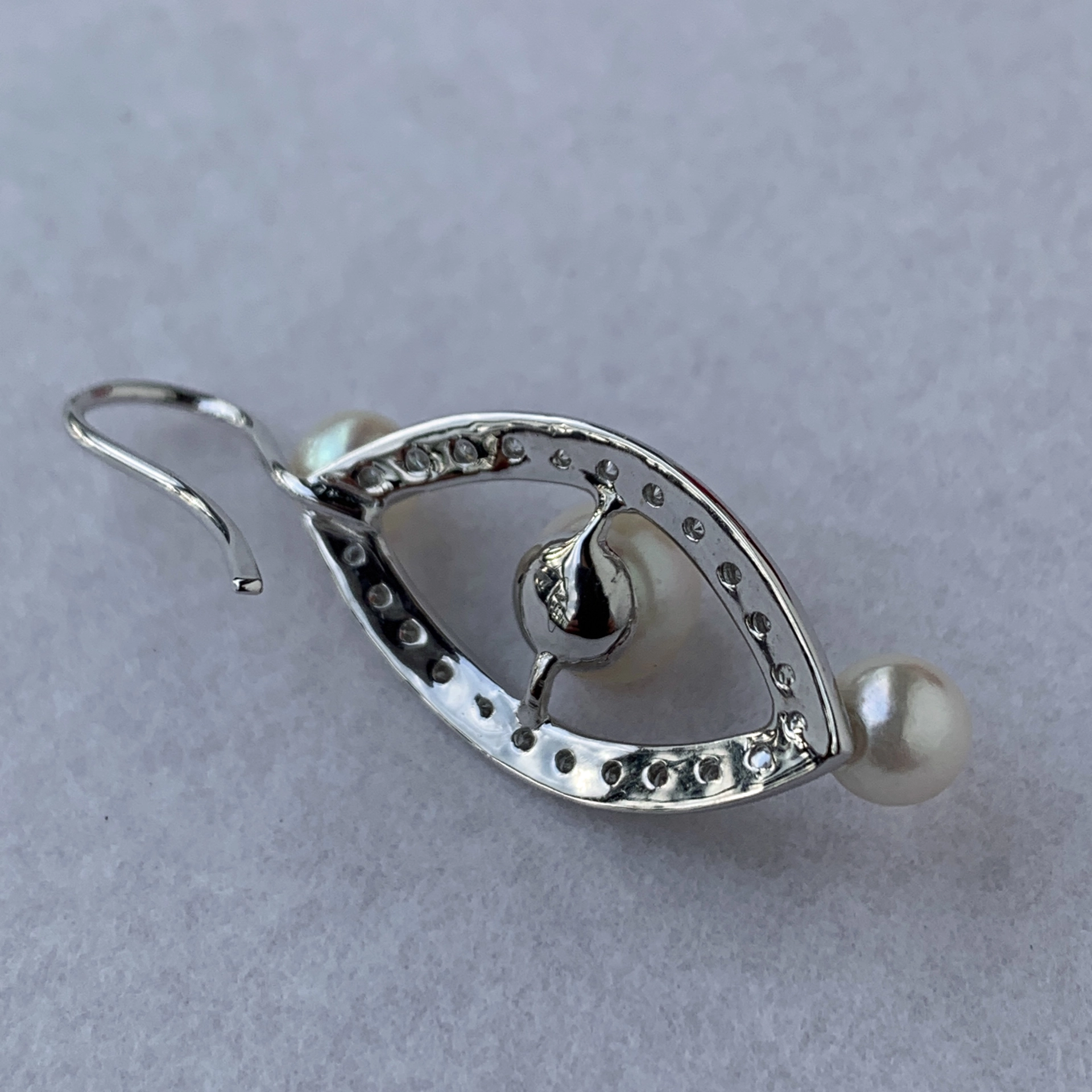 Diamond Pearl Earrings 18 kt Whitegold....Ellipse Revoire