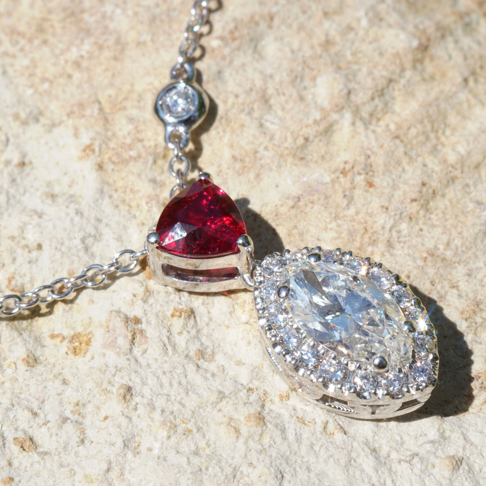 Schmuckzicke_brillant_anhaenger_weissgold_rubin_mosambik_pigeonblood_unbehandeltSON09418 Ruby diamond pendant with chain RED RARE from Mosambique, 0.64 ct, pigeonblood, unique