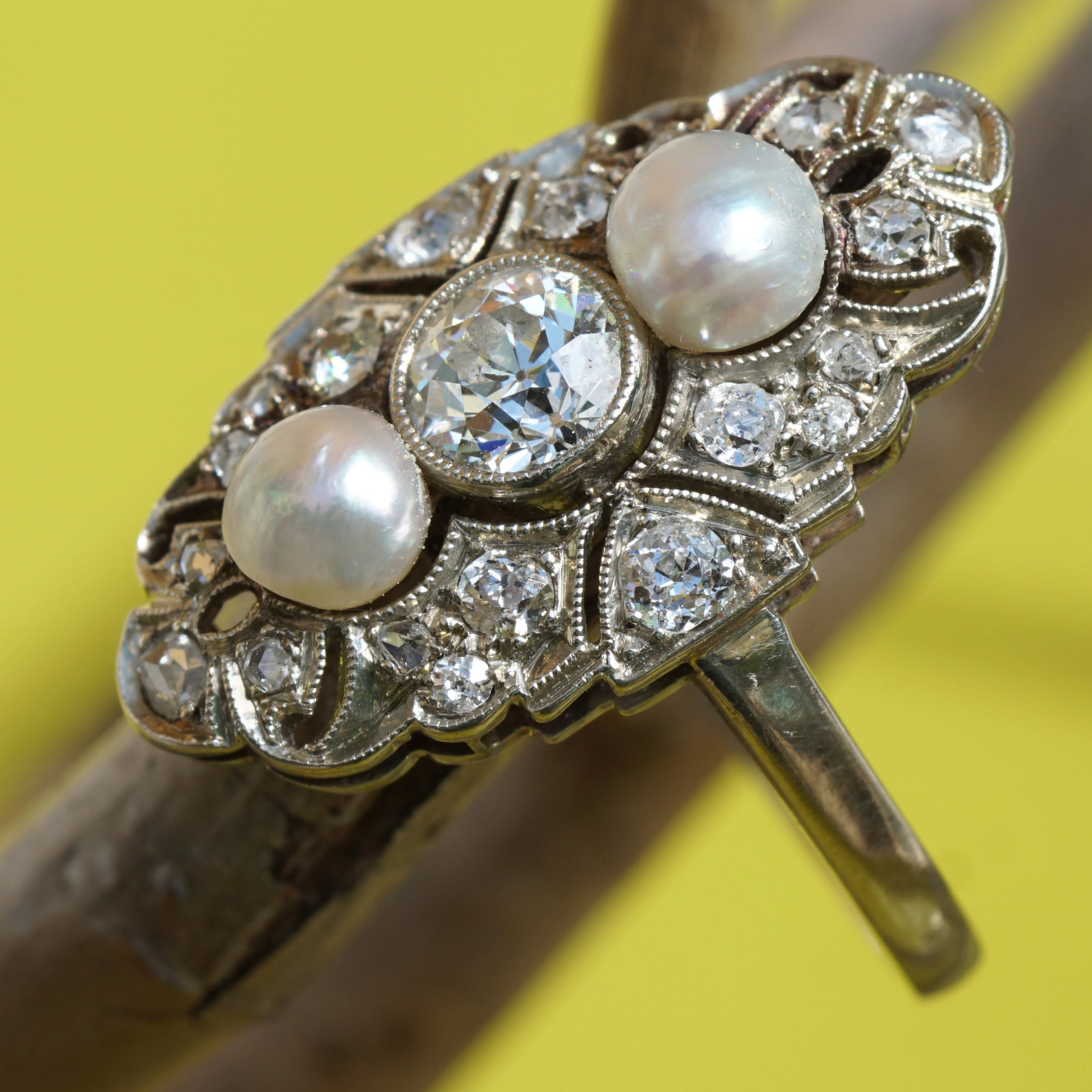 Art Deco Ring um 1930 Platin mit Orientperlen und Altschliffbrillanten und Diamantrosen