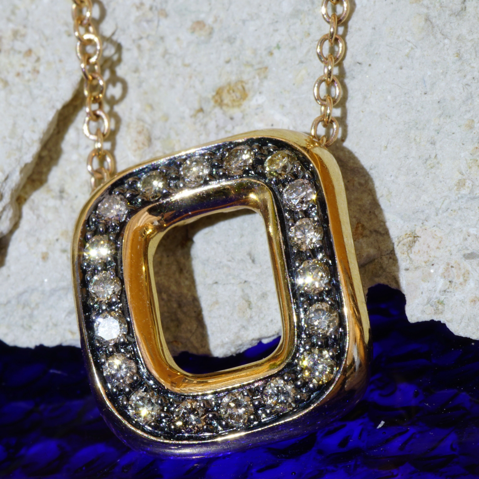 A chic Diamond Pendant that convinces....18 kt Rosegold made in Italy