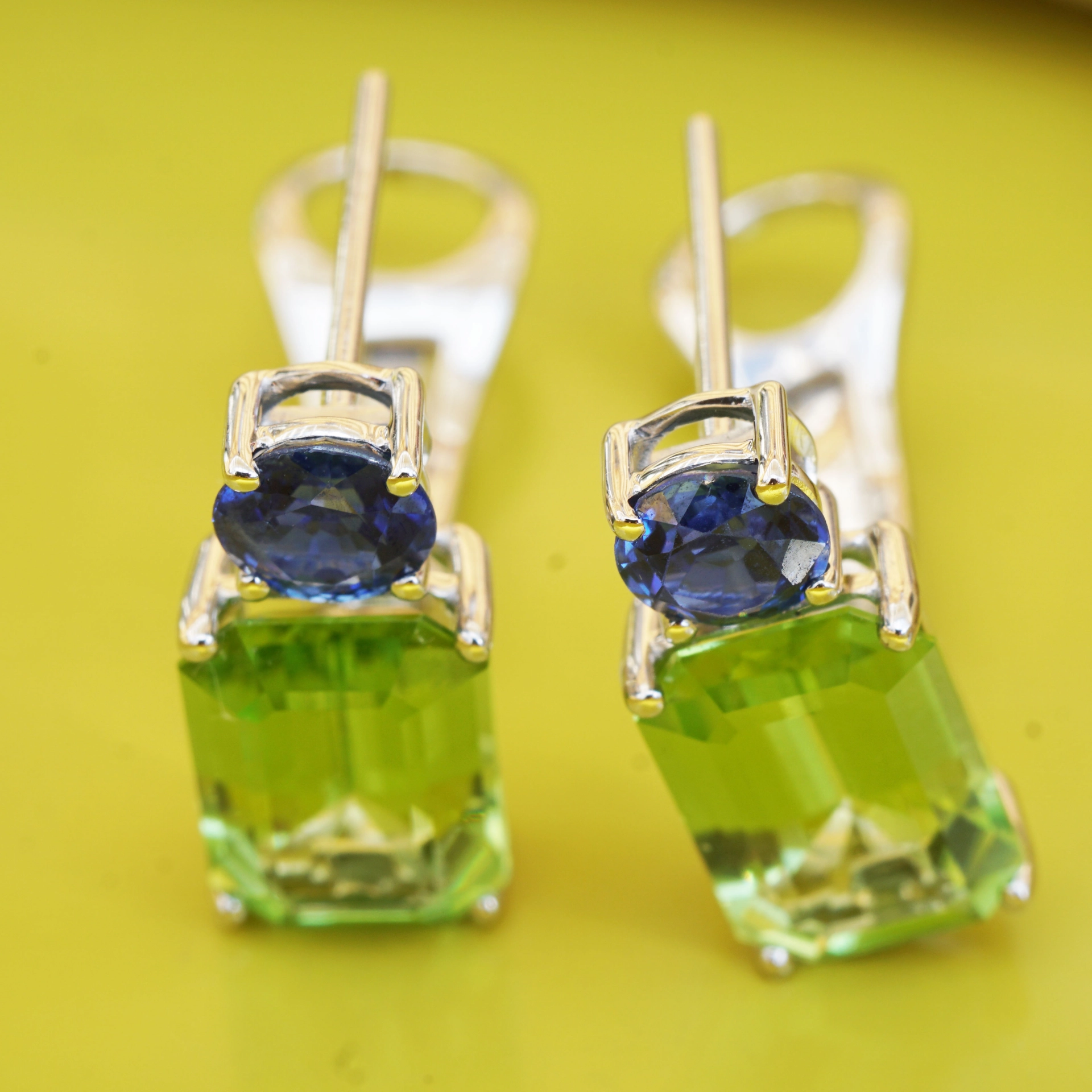 Saphire Peridot Earrings 18 kt White Gold.....High End Quality....Neon Mint Green