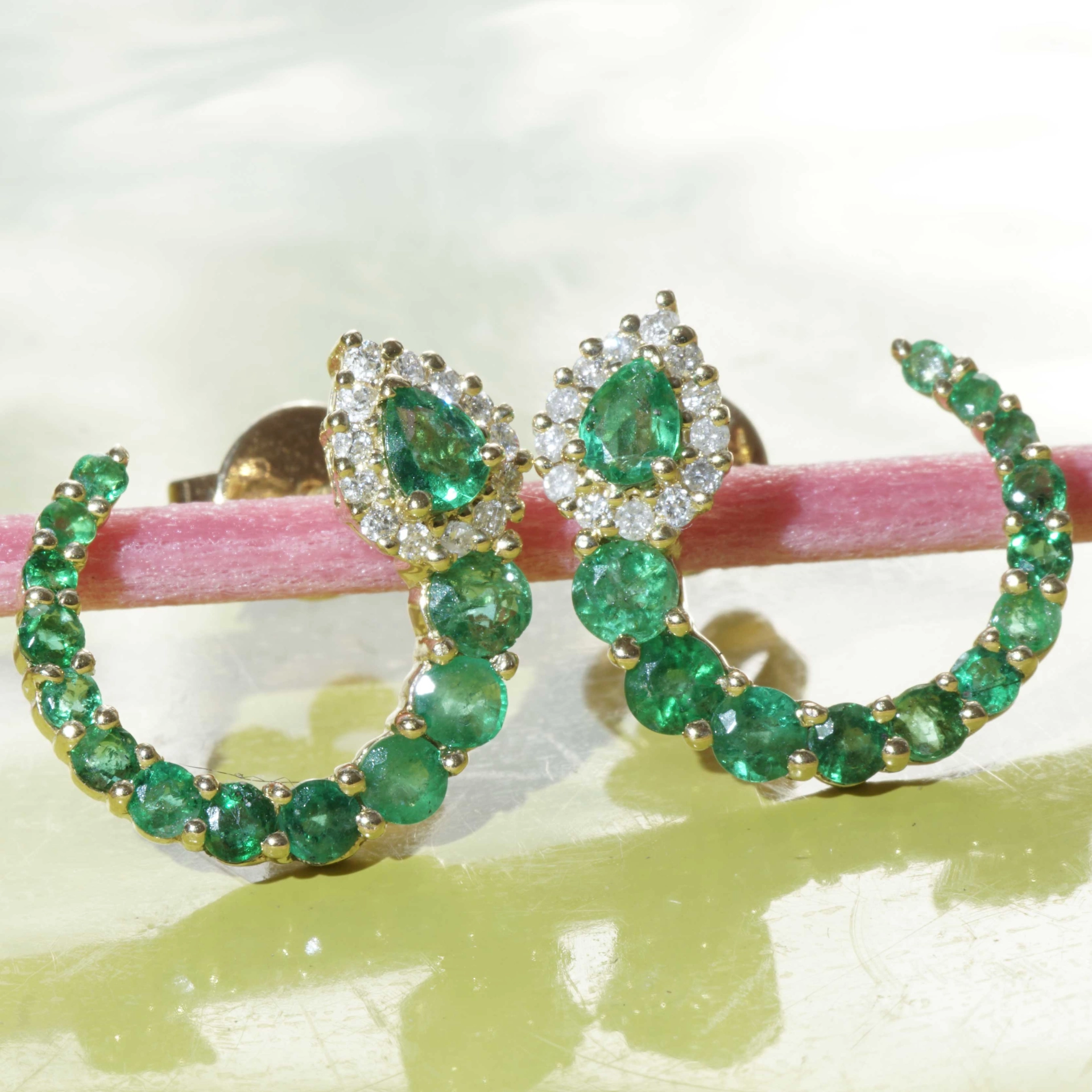 Emerald Brilliant Stud Earrings Three Quarter Circle 18 kt Yellow Gold