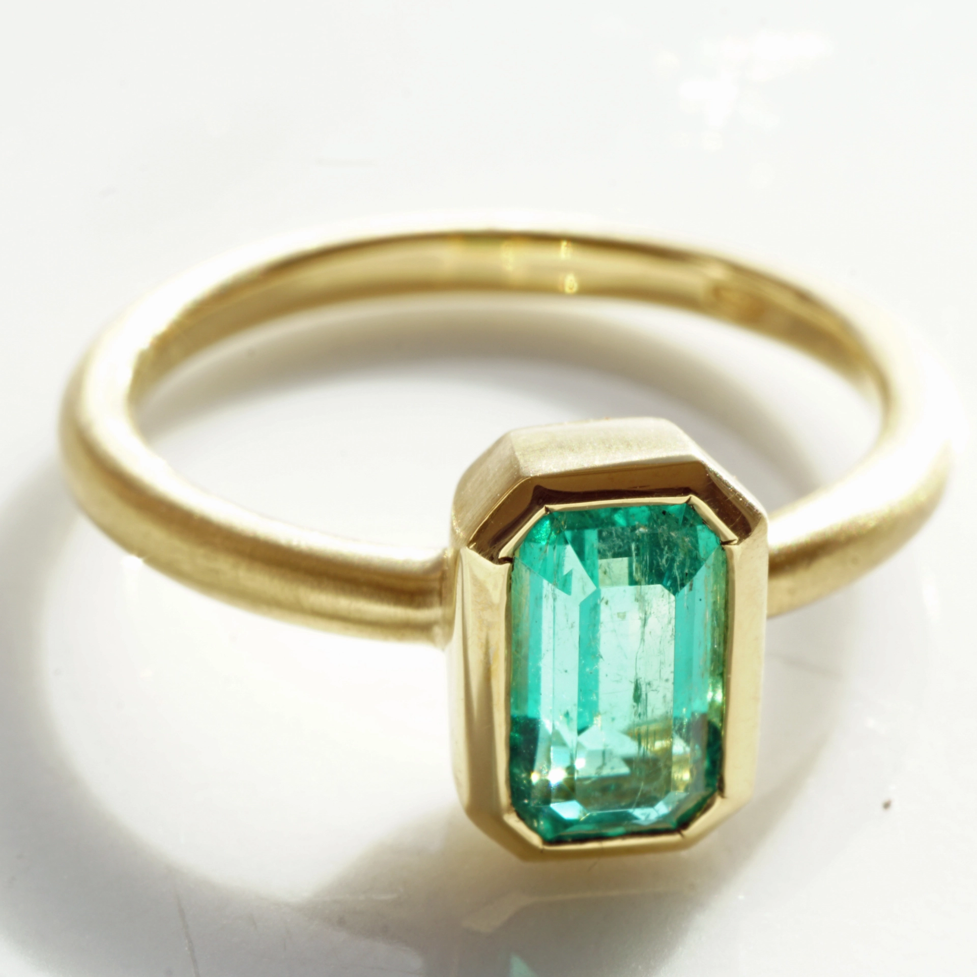 Emerald ring 0.97 ct, top quality from Afghanistan, 750 yellow gold handmade