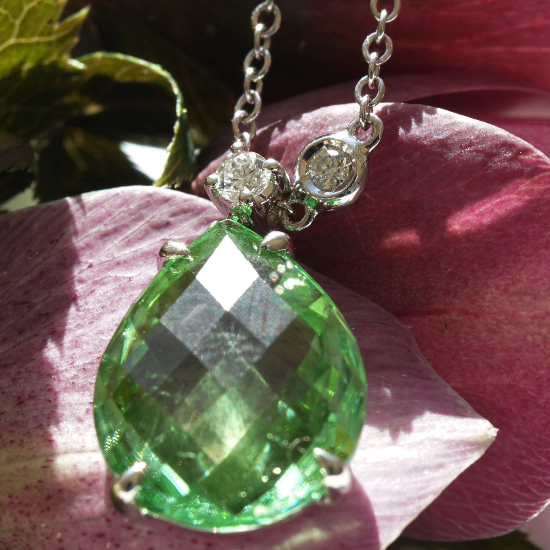 Peridot Brillant Collier 43 cm 750er Weissgold 5 ct 0.13 ct mintfarben Pakistan