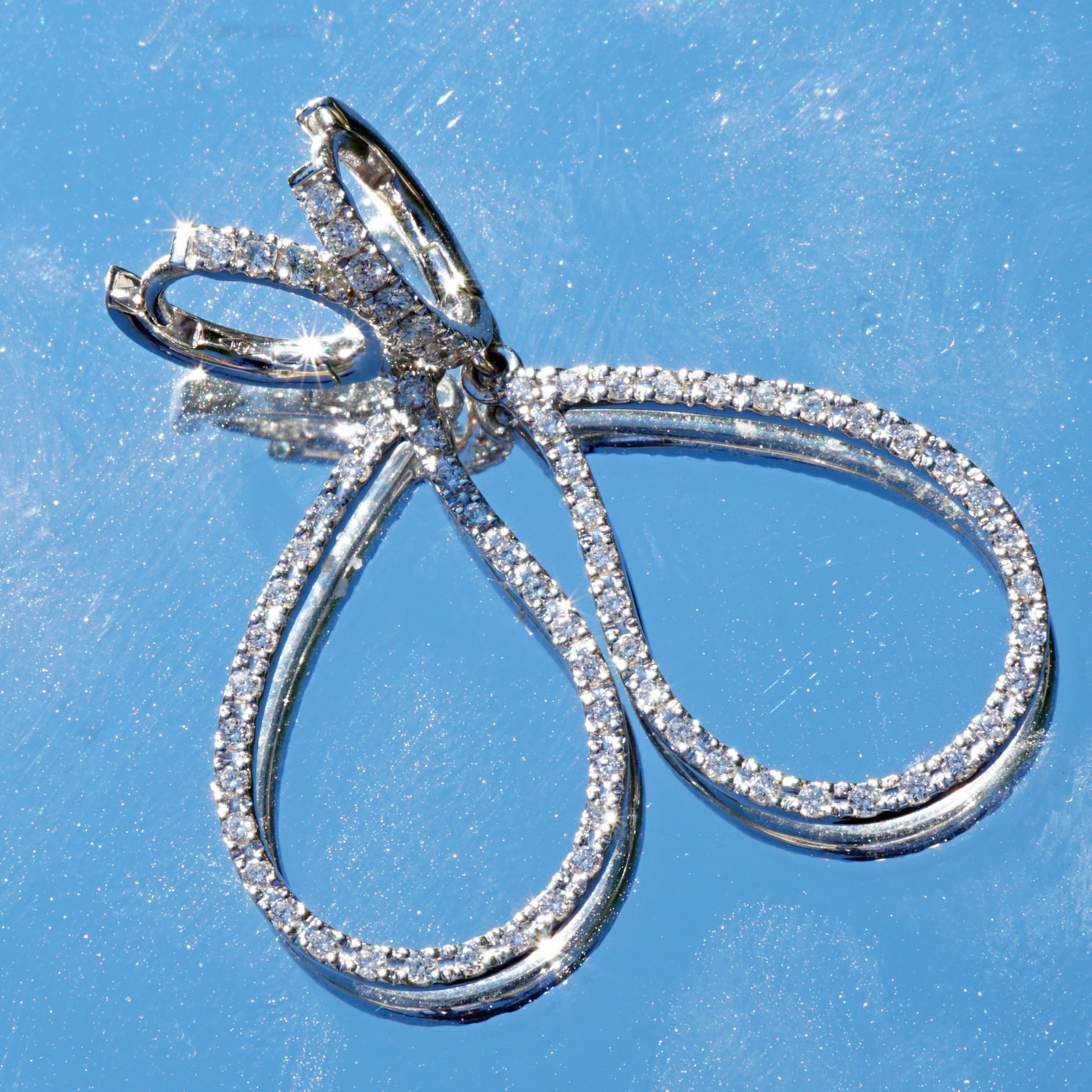 Earrings perfectly set in 750 white gold with fullcut diamonds 0.48 ct TW VS