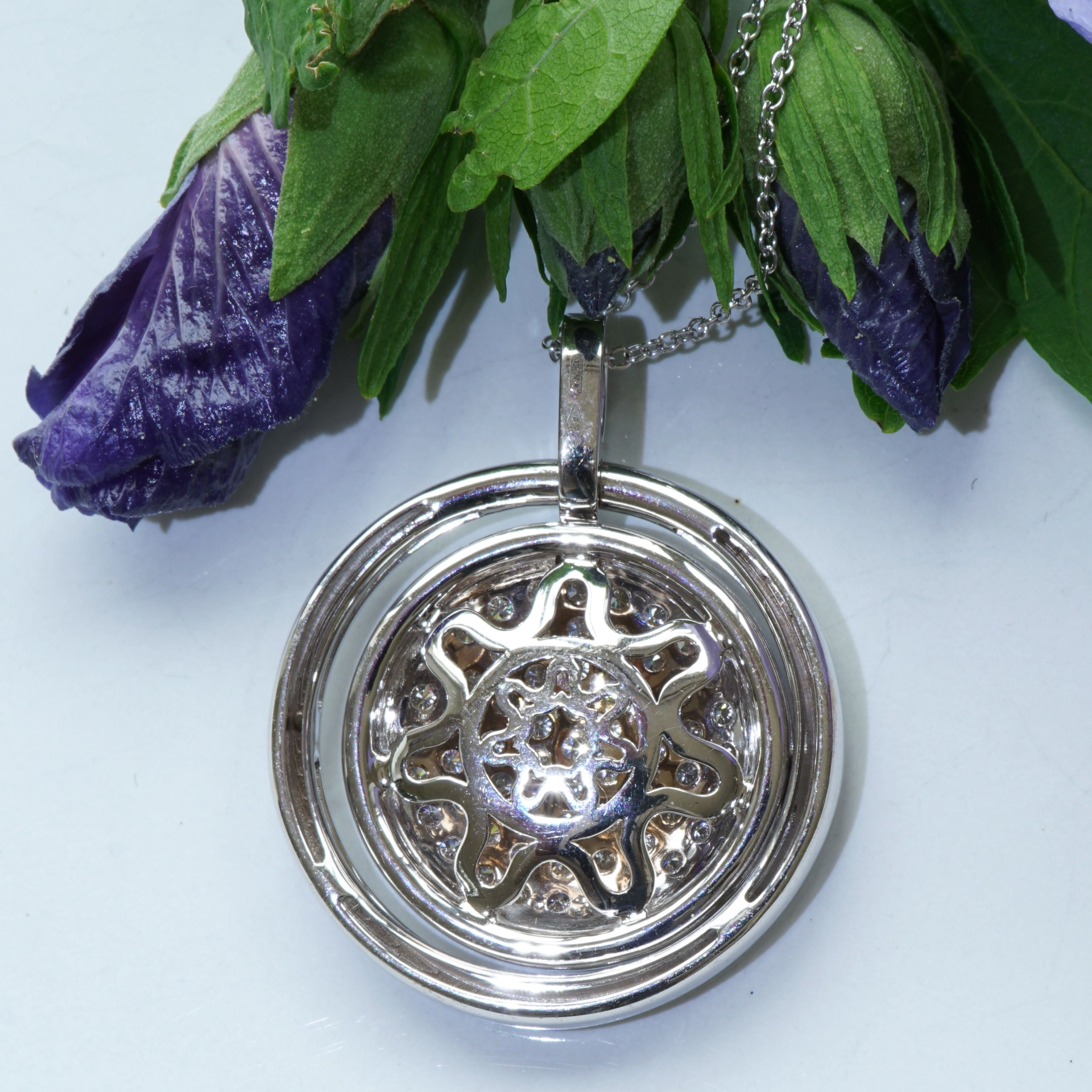 High Quality of Diamonds and a Special Workmanship makes a marvelous Piece of Jewelry