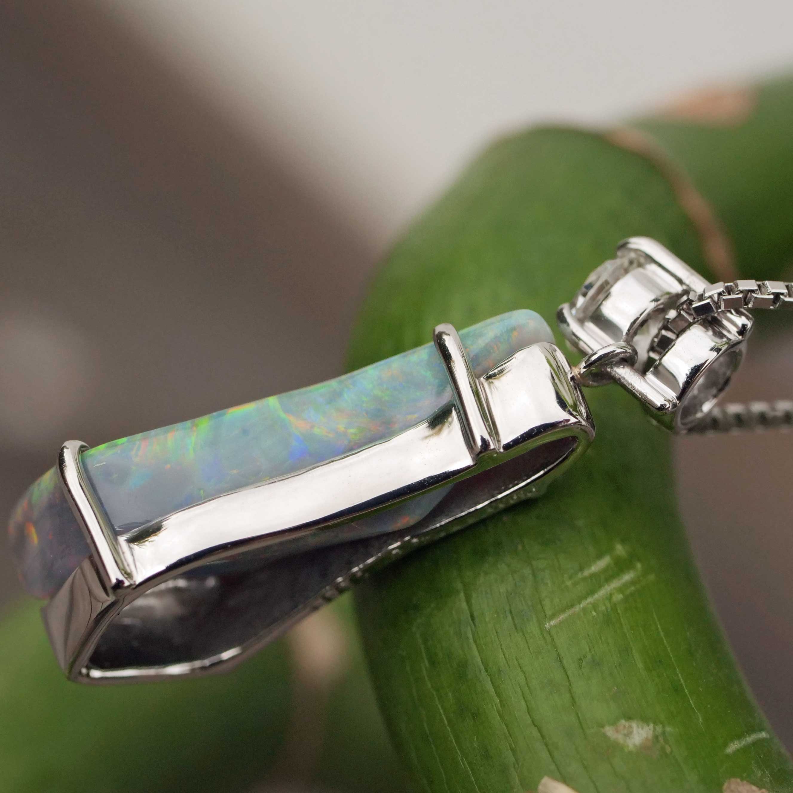 White Full Opal Brilliant Pendant with Chain 900 850 Platinum 4.38 ct 0.284 ct Australia