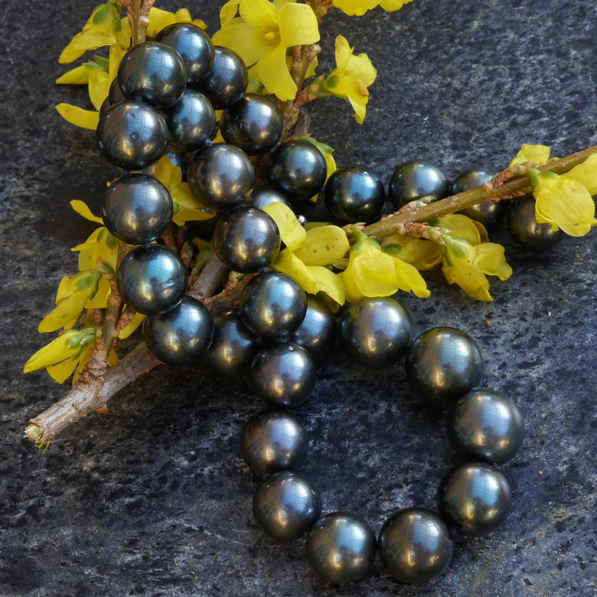 Round Tahitian cultured Pearl Necklace in black-dark anthracite AAA+ 8-10,8mm