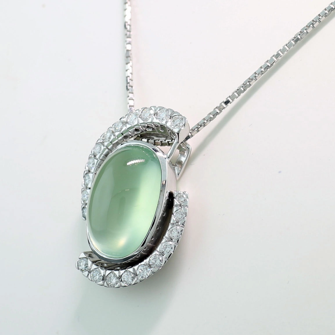 Prehnit Brillant Anhänger mit Kette 750er Weißgold 12.14 ct 0.70 ct