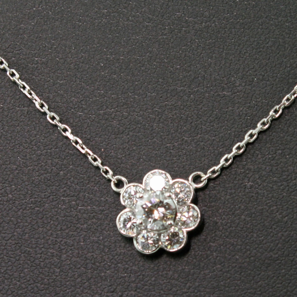 Diamant-Anhänger mit Kette, 900er-Platin,Mittelstein 0.43 ct, Besatzsteine 0.71 ct