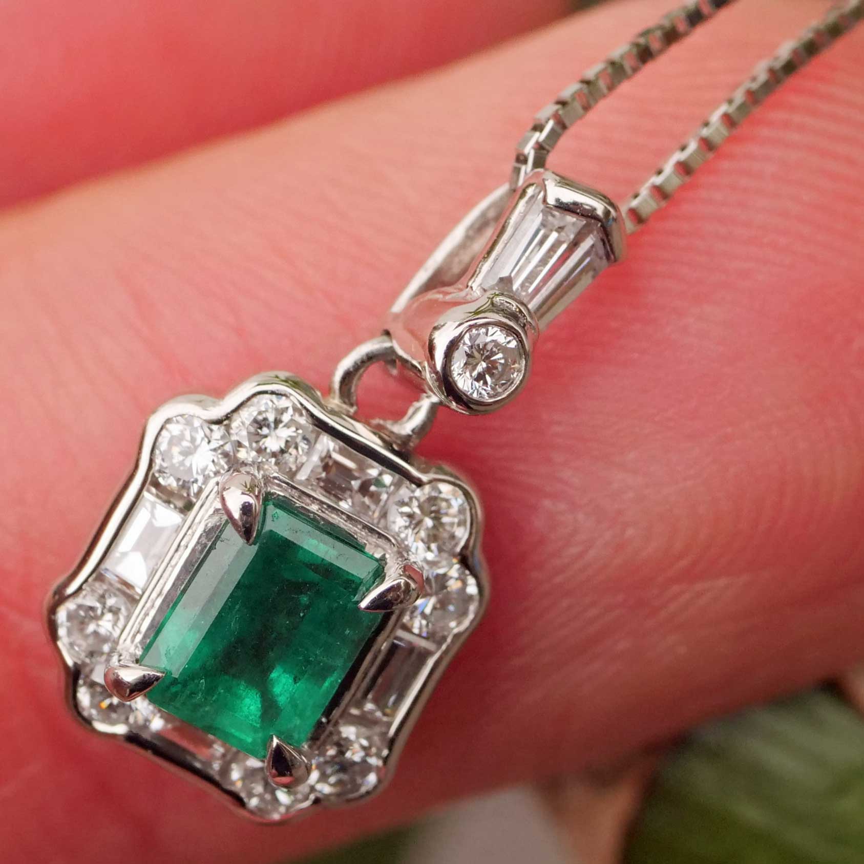 Vivid Green Emerald Brilliant Necklace 900 Platinum 0.48 ct 0.41 ct Colombia