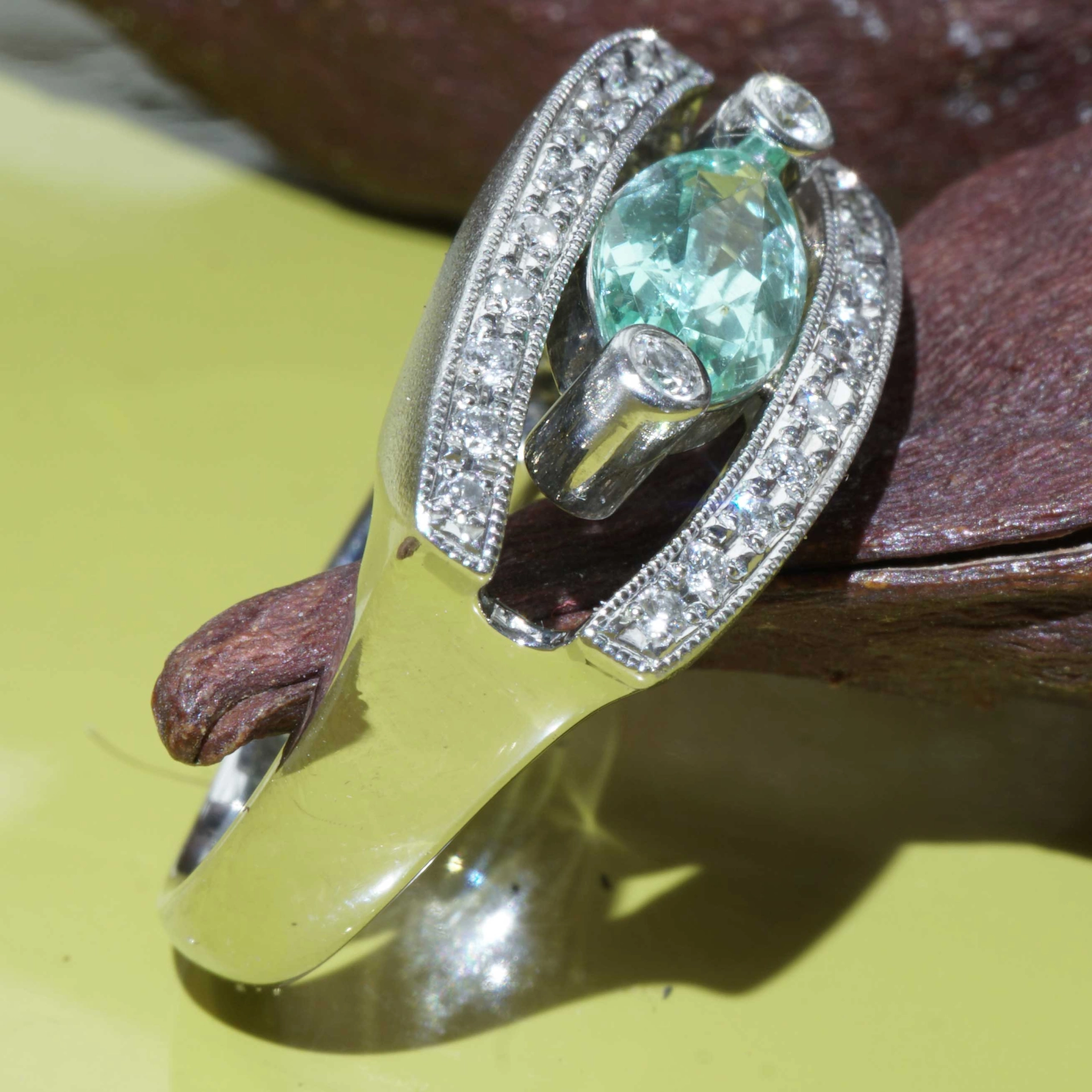 Paraiba Brilliant Ring 0.847 ct 0.28 ct Platinum almost eyeclear