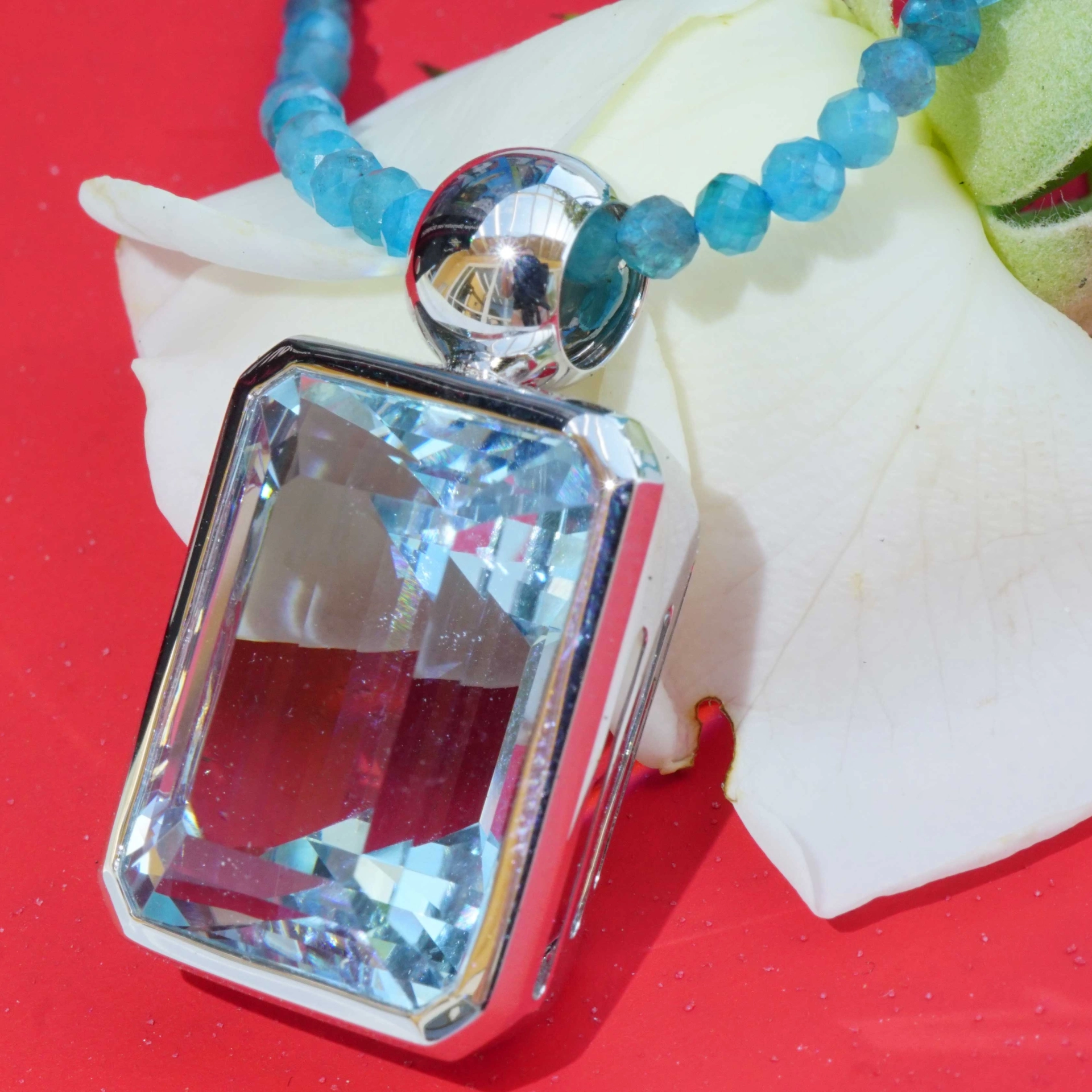 Newly arrived! Aquamarine Pendant 18 White Gold 17.66 ct  fine Quality feine Cut
