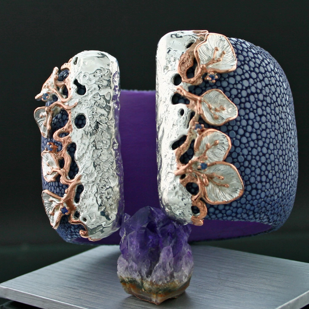 Rochenleder-Armreif mit floralen Motiv und Saphiren, 925/-Silber/vergoldet, Handarbeit, SW 865.-Euro