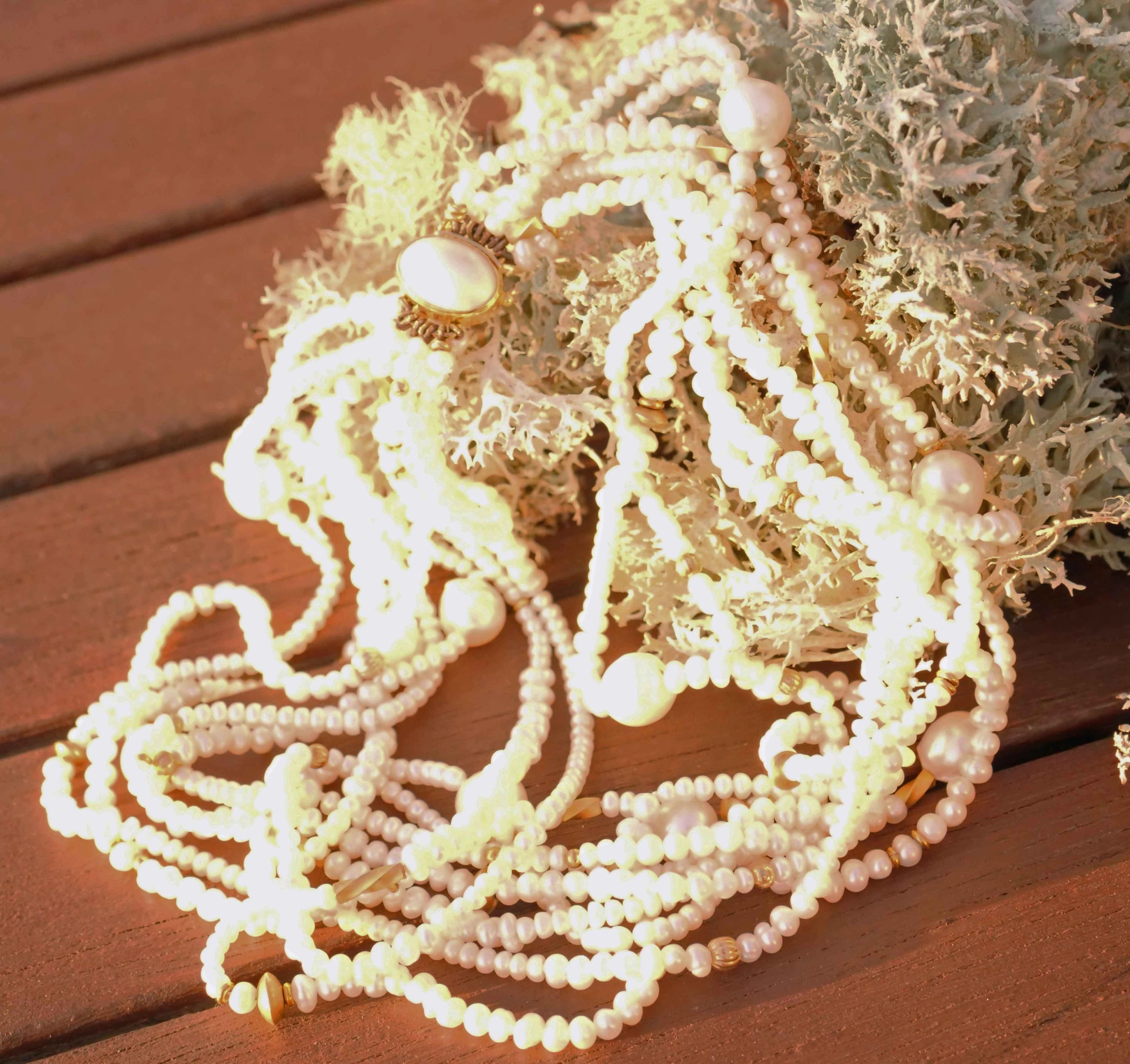 Choker Necklace 18 kt Yellowgold Eight Pearl Strands with beautiful Mabepearl Clasp