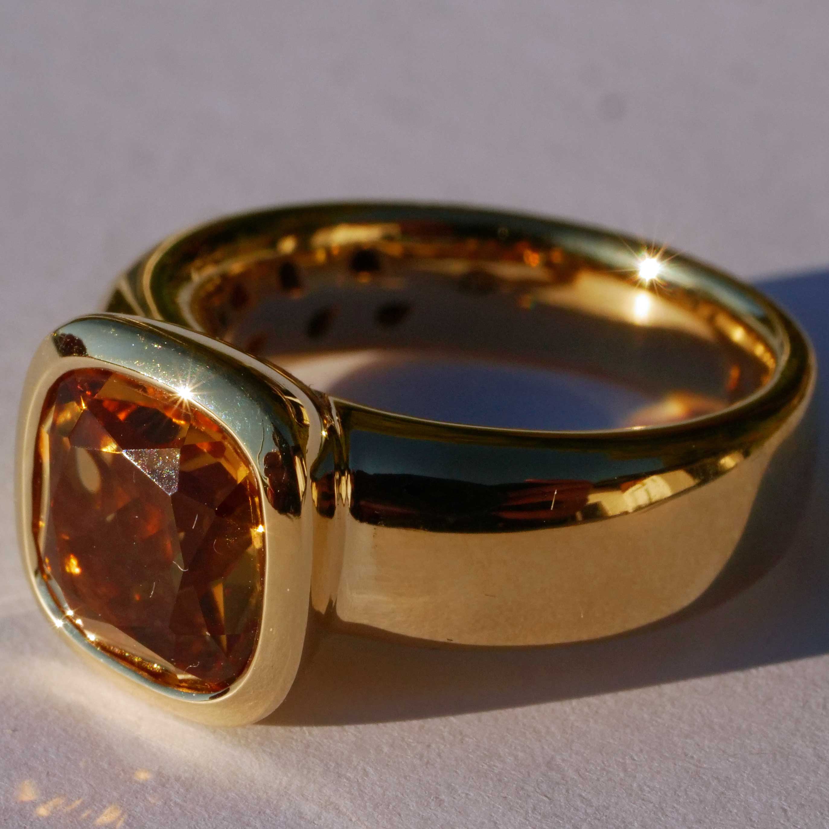 Citrin Ring 750 Yellow Gold Valenza..... bella Italia.... small Cardinal Ring... so trendy 