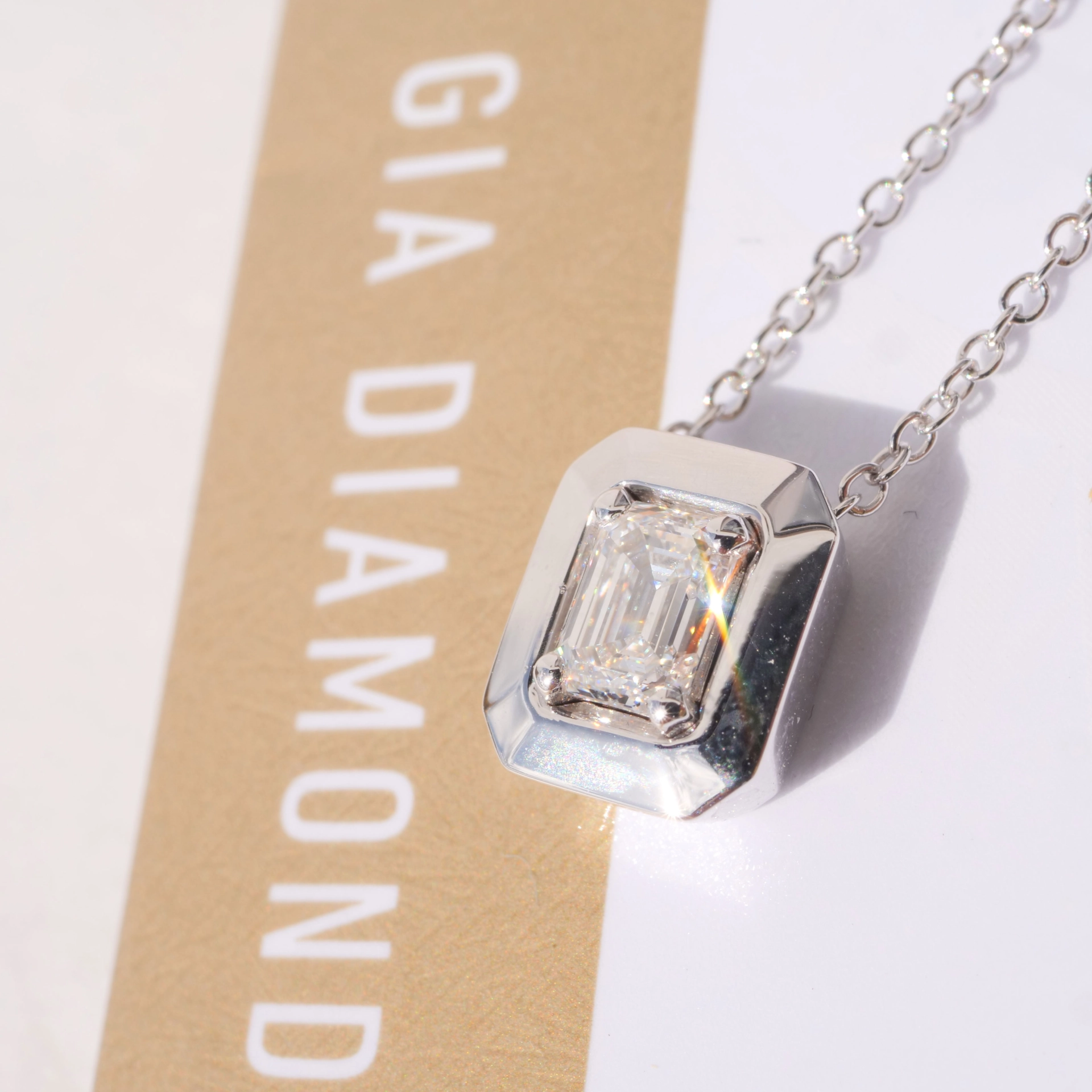 Diamond Emeraldcut Necklace GIA Certificate 0.30 ct River E VVS 18kt Whitegold