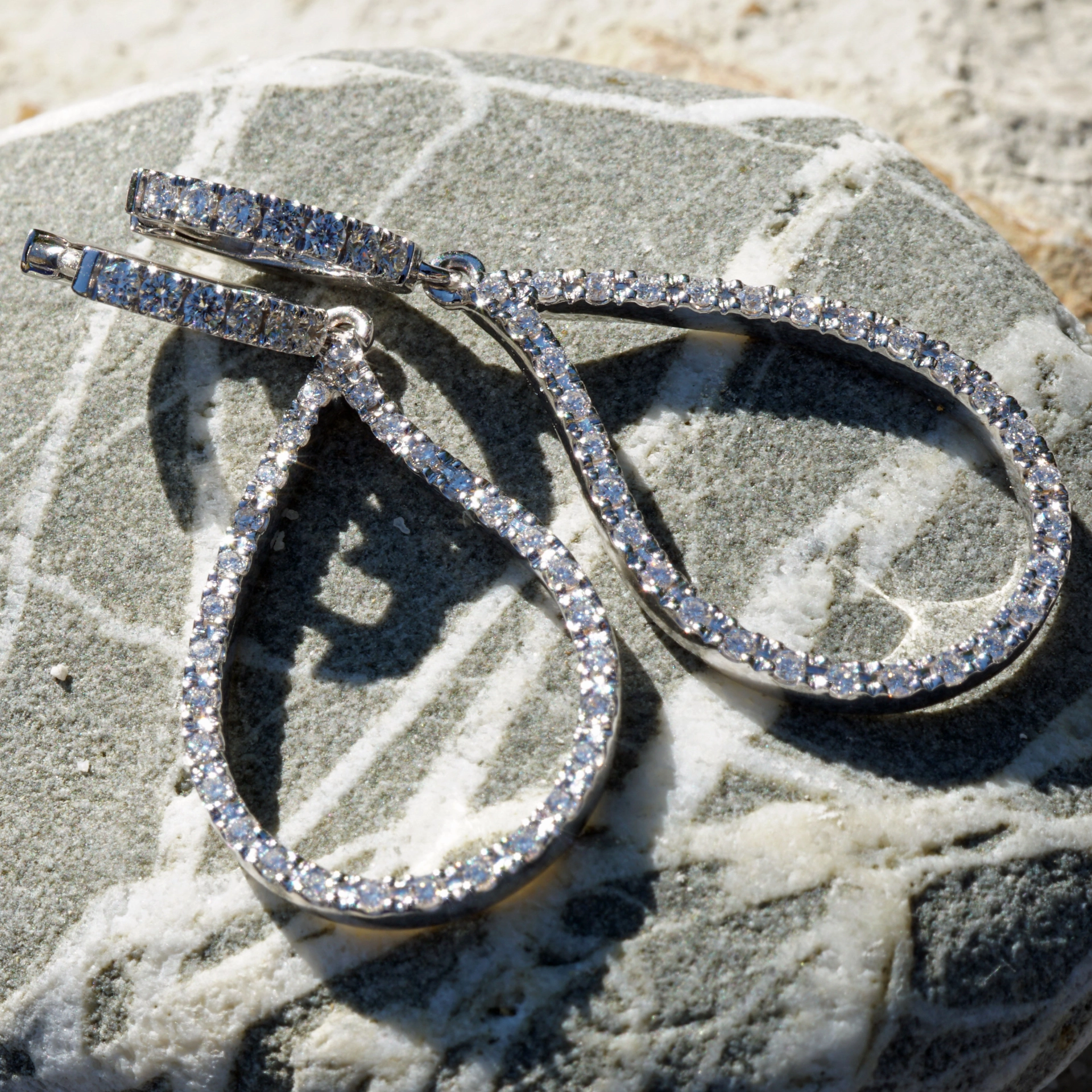 Earrings perfectly set in 750 white gold with fullcut diamonds 0.48 ct TW VS