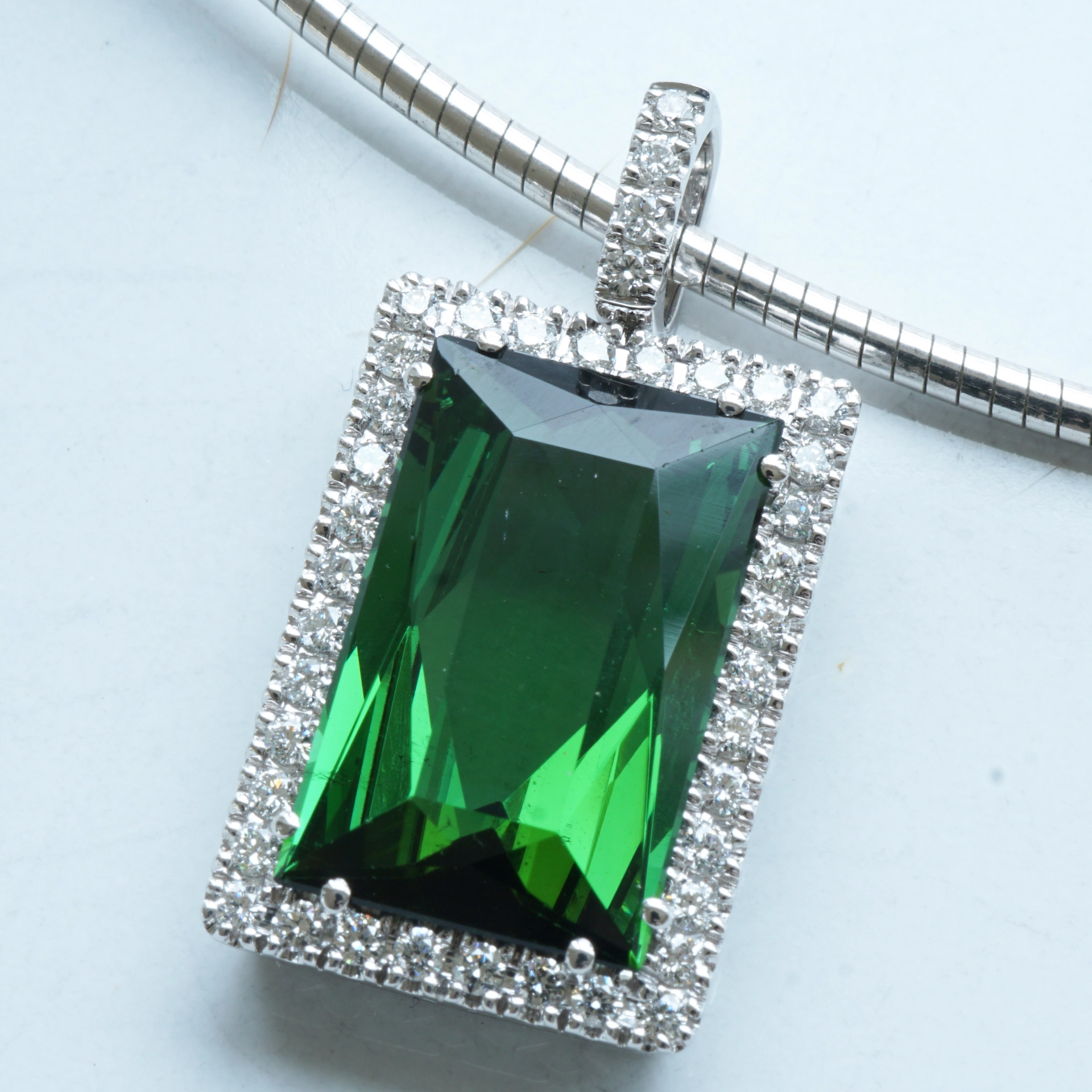 Turmalin Brillant Anhänger 750er Weissgold 9.10 ct 0.50 ct TW VS AAA+ AMAZONASGRÜN