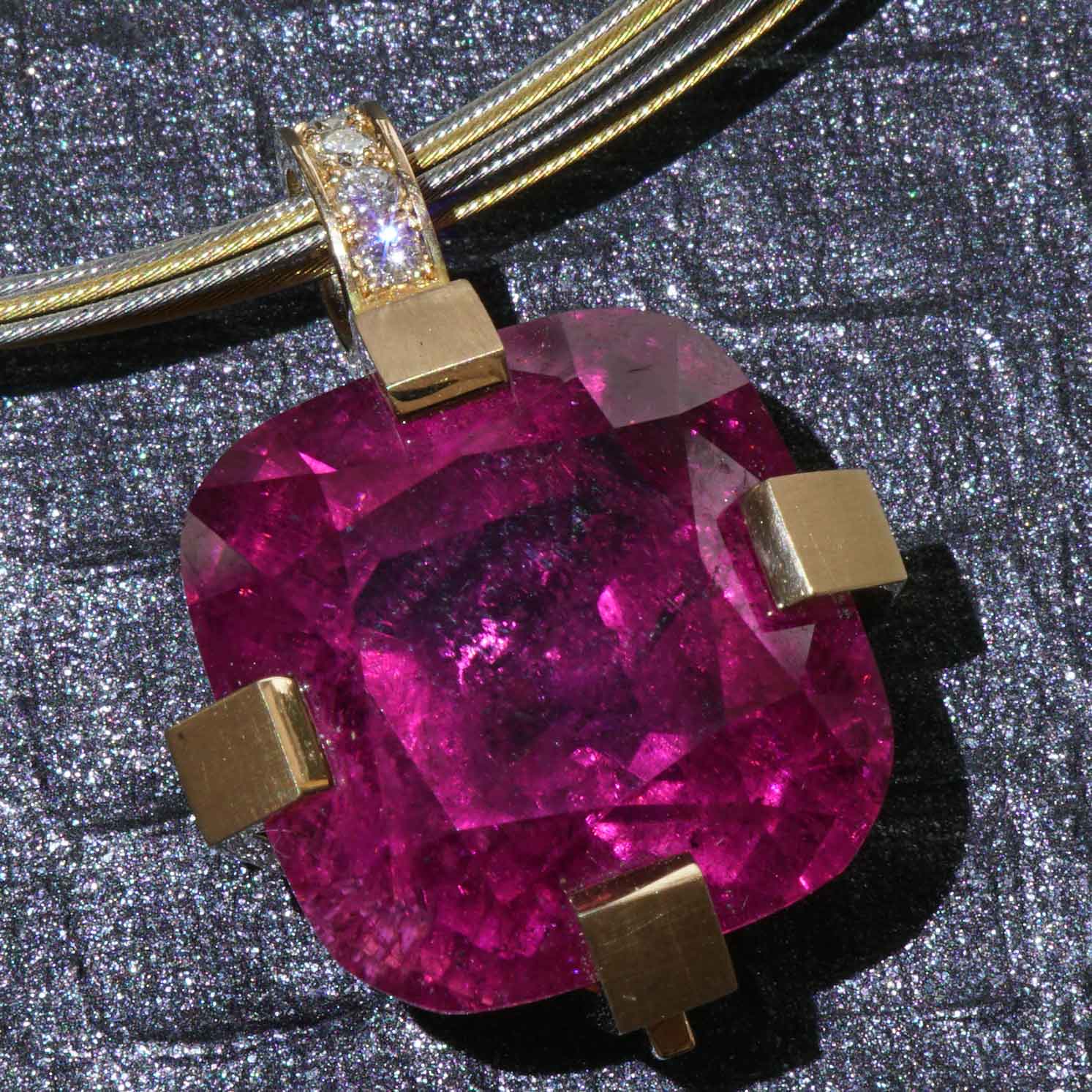 37 Carat Rubellite TOURMALINE Brilliant Pendant in 750 Rose Gold Handmade by Master Craftsman