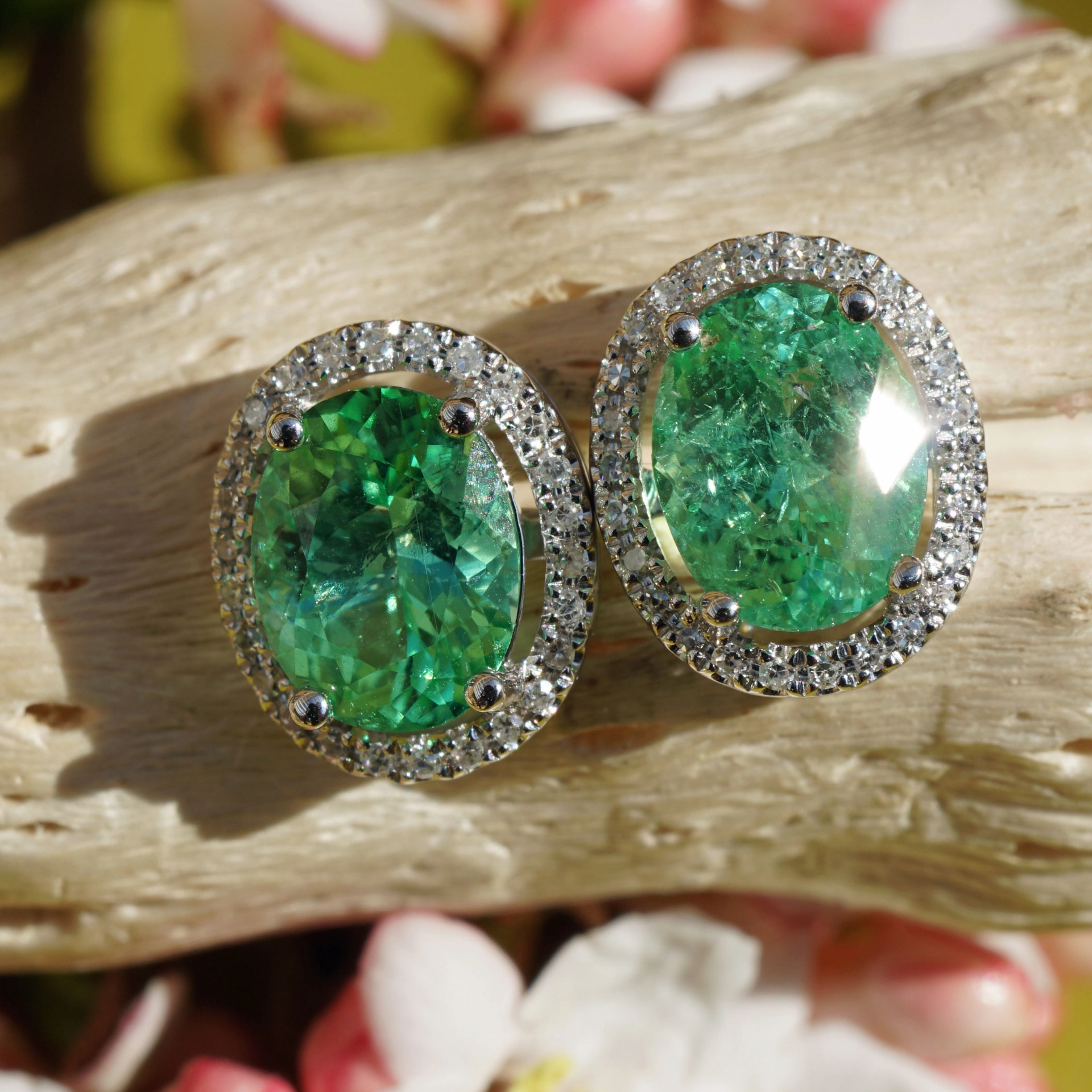 Paraiba Turmalin Ohrstecker 1.70 ct AAA+ 750er Weissgold Diamanten 7x5,5 mm
