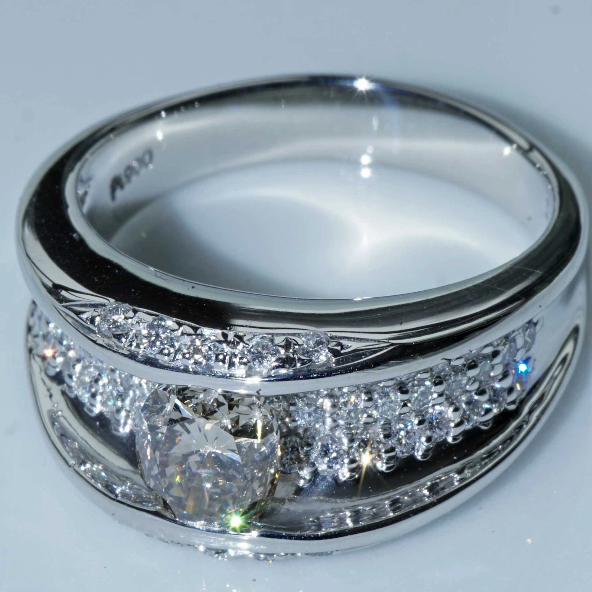 Brilliant Ring with great high-class contrast 0.58 ct 1.03 ct light brown white 