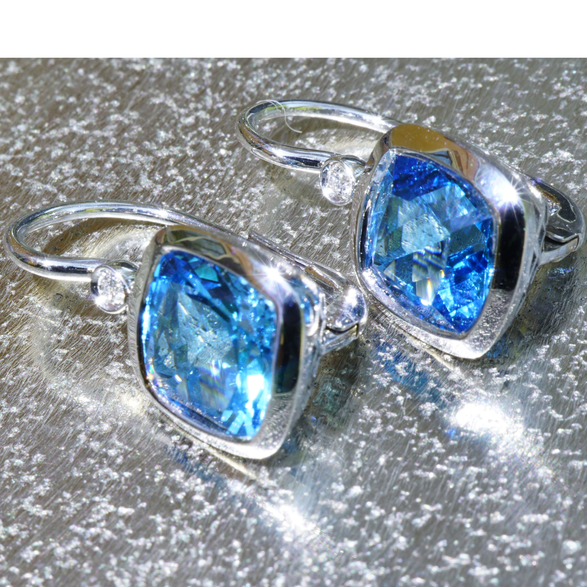 Earrings with Brilliant and Blue Topaz 18 kt White Gold....great Setting made in Italy