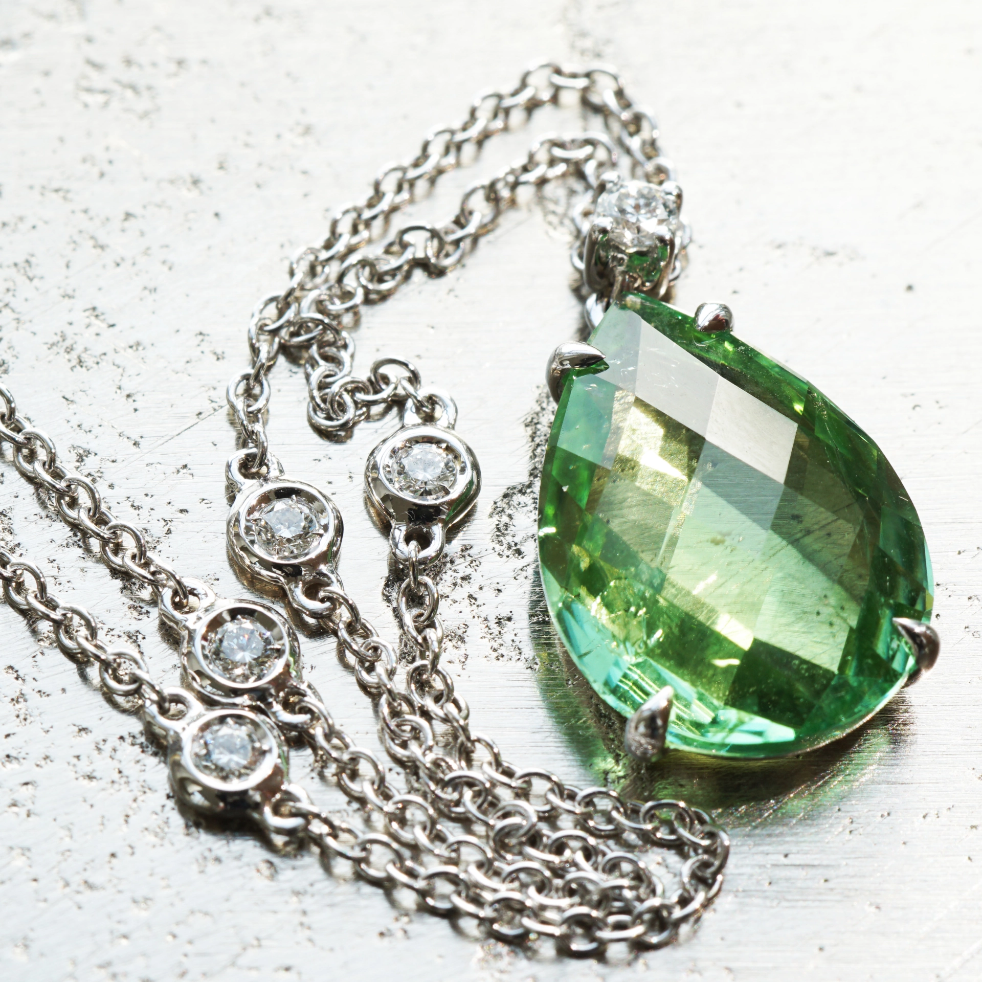 Peridot Brillant Collier 43 cm 750er Weissgold 5 ct 0.13 ct mintfarben Pakistan