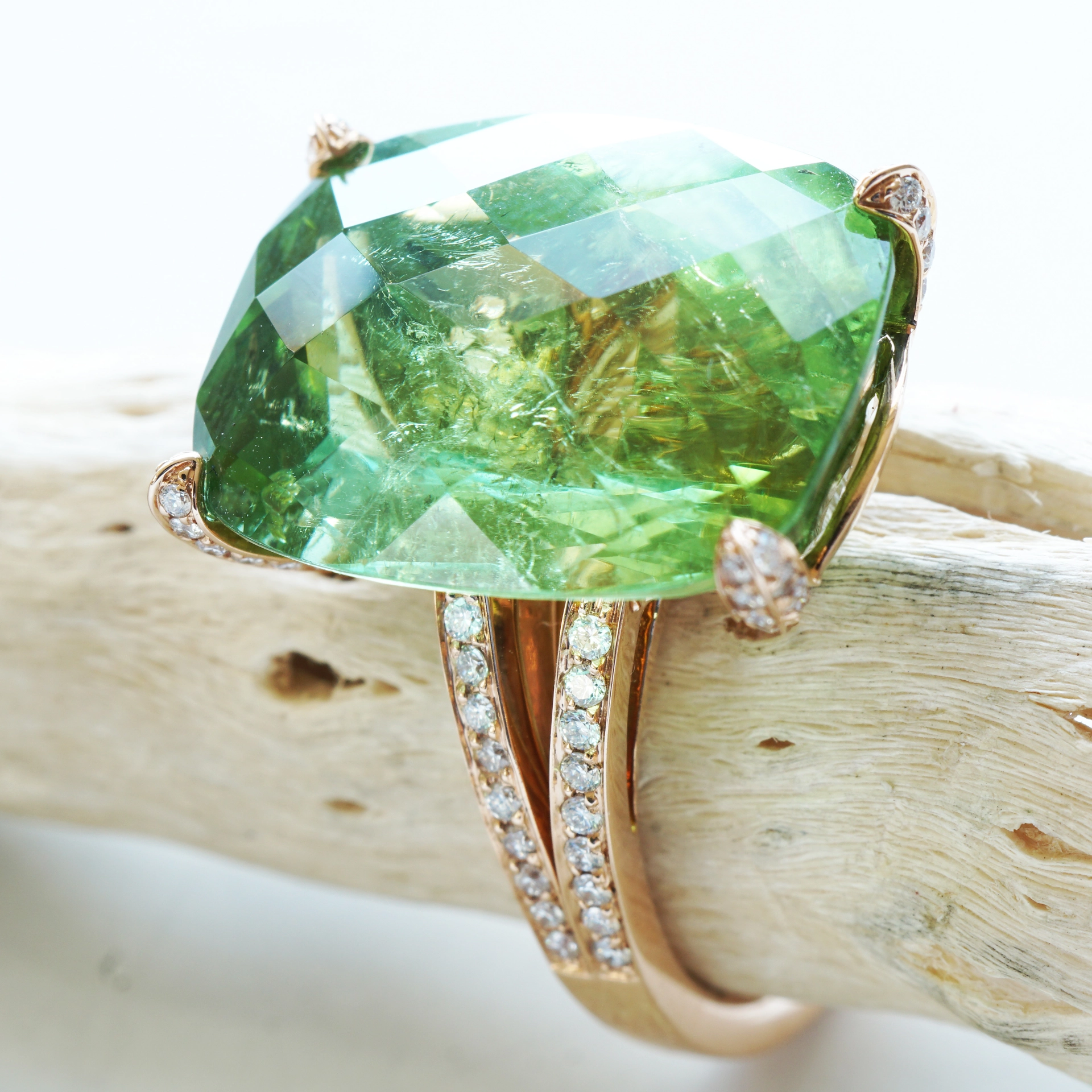 Tourmaline brilliant ring, 17.98 ct, 0.60 ct, TW VS ..... paraiba colored green huge beautiful 18 kt rose gold