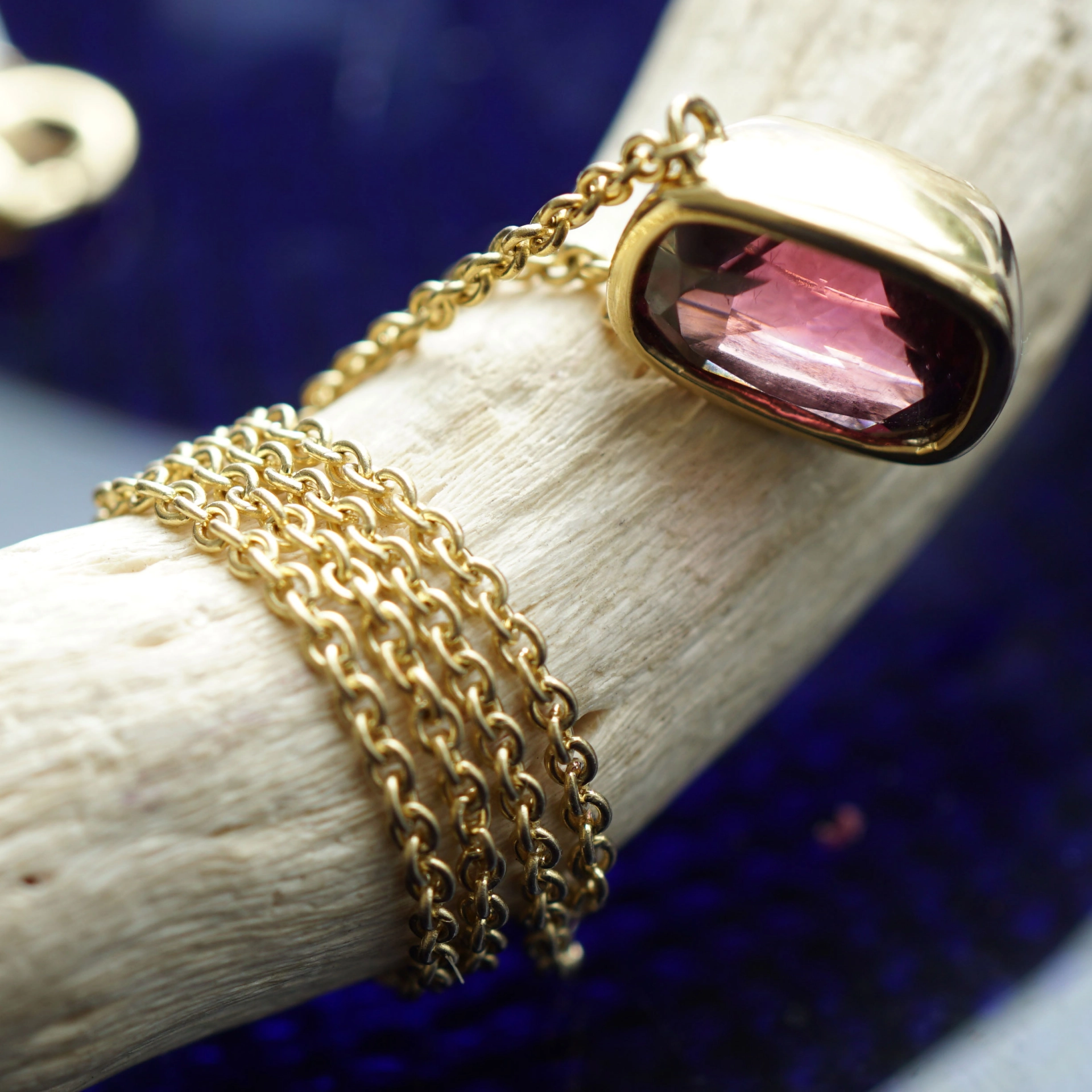 Rhodolithe Necklace 18 kt Yellowgold...Lifeblood Color Violet-Red