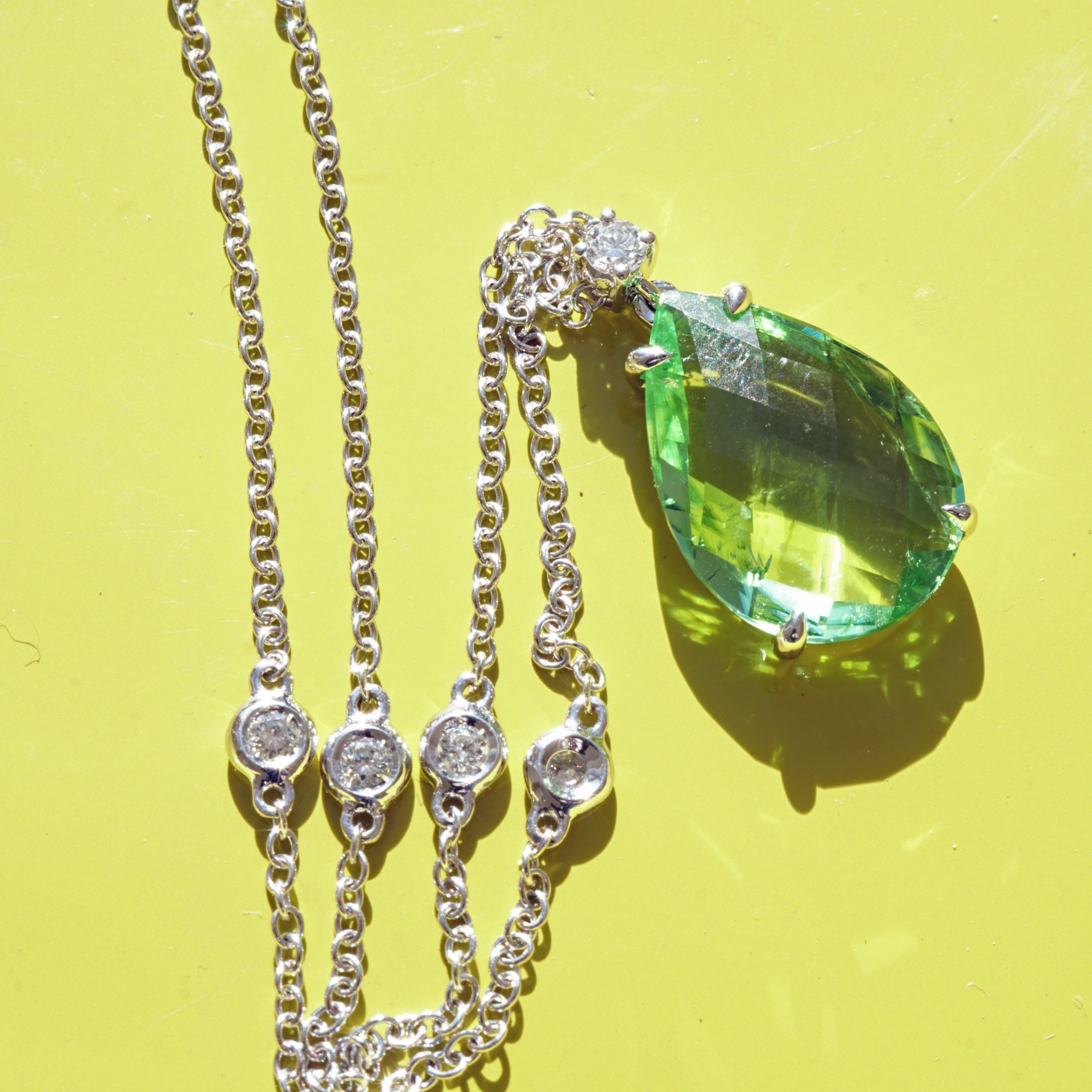 Peridot Brillant Collier 43 cm 750er Weissgold 5 ct 0.13 ct mintfarben Pakistan