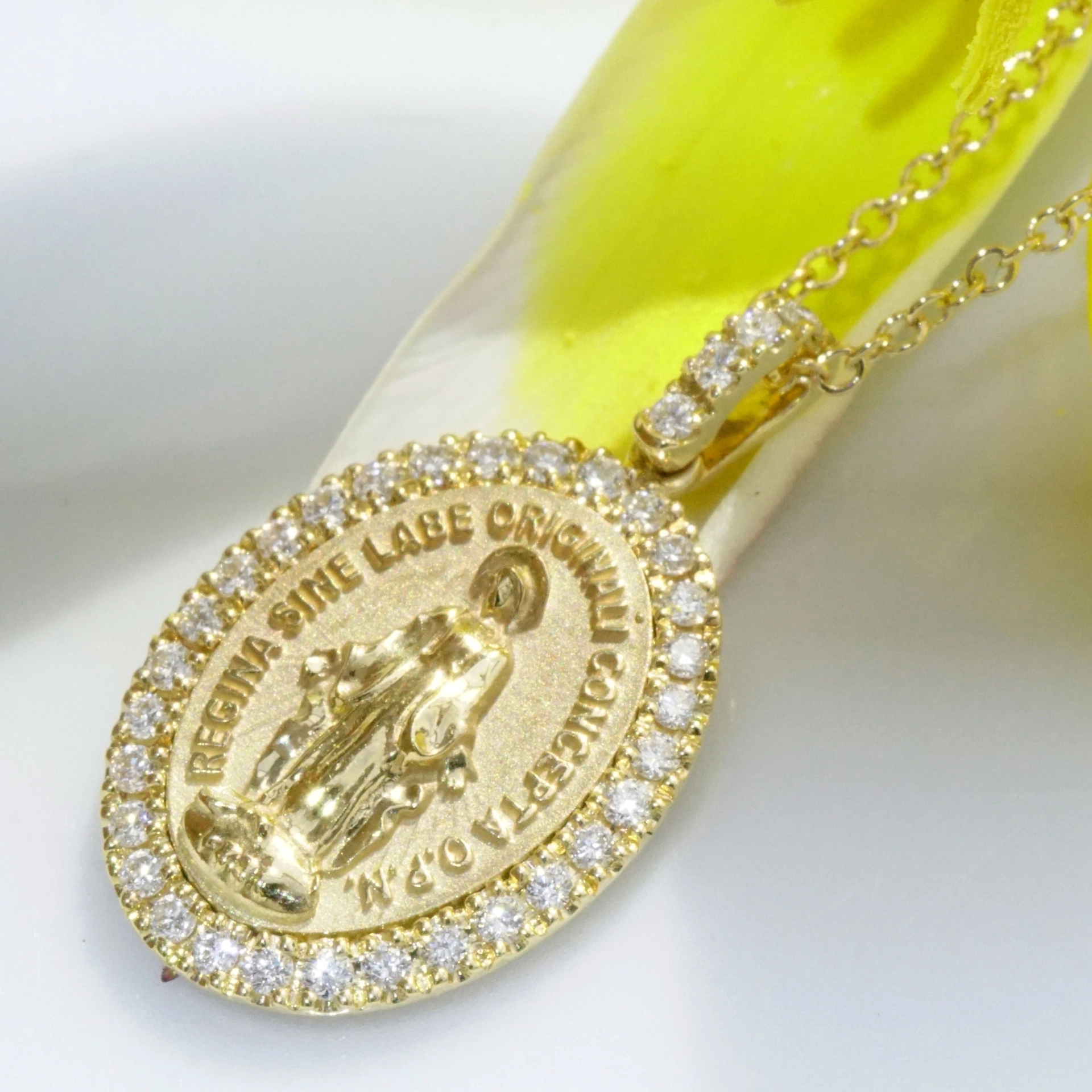 Sweet Madonna Pendant made in Italy, perfectly set in 750 Rose Gold 0.21 ct TW VS