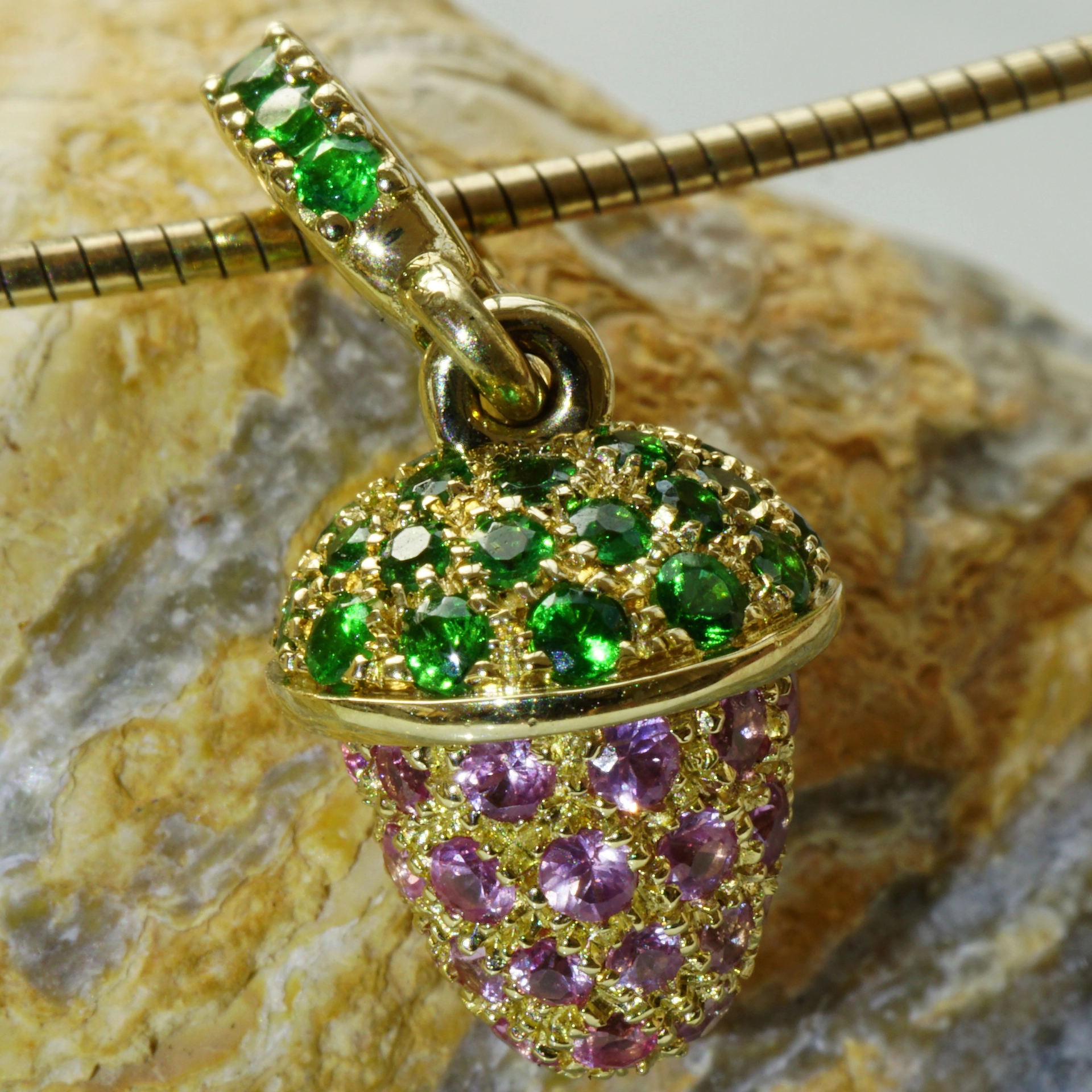 Tsavorithe Saphire Drop Pendant 18 kt Yellowgold.......sooo cute