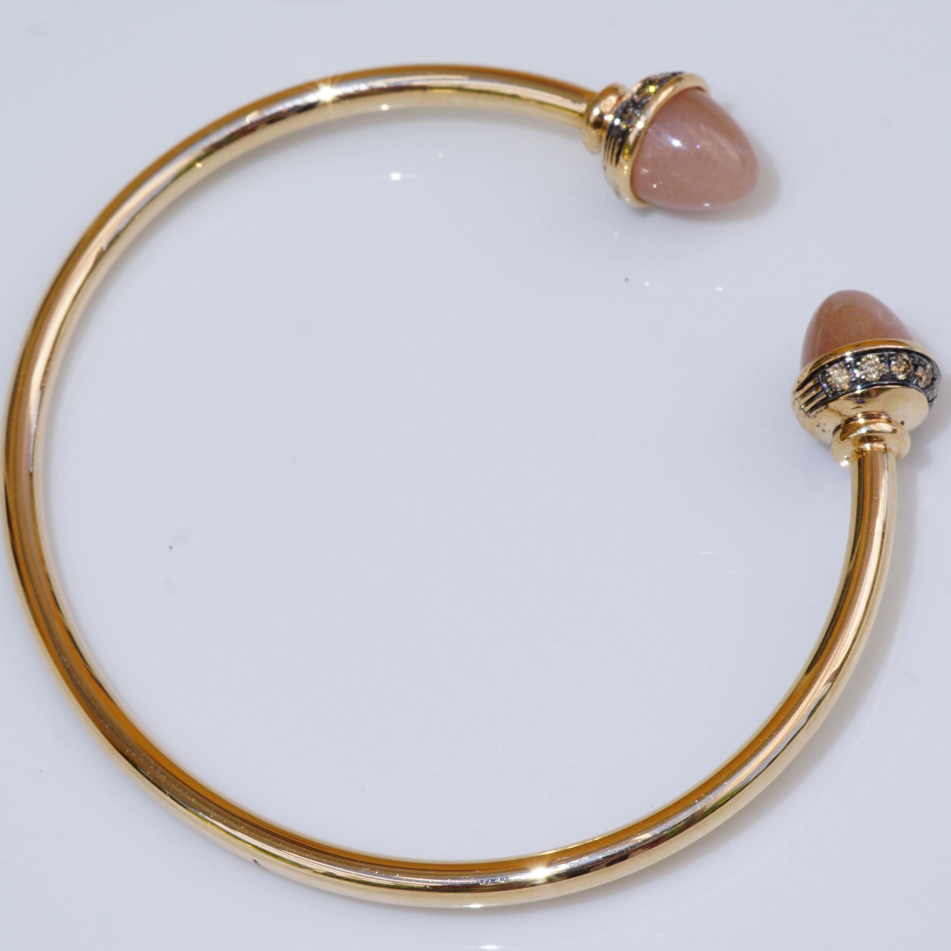 Moonstone and light brown Diamond Bracelet 18 kt Rosegold 5.80ct ...what a combination!