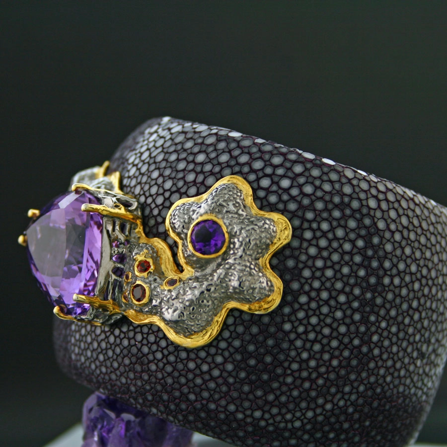 Rochenleder-Armreif mit Edelsteinen und großen Amethyst, 925/-Silber/vergoldet, Handarbeit, SW 960.-