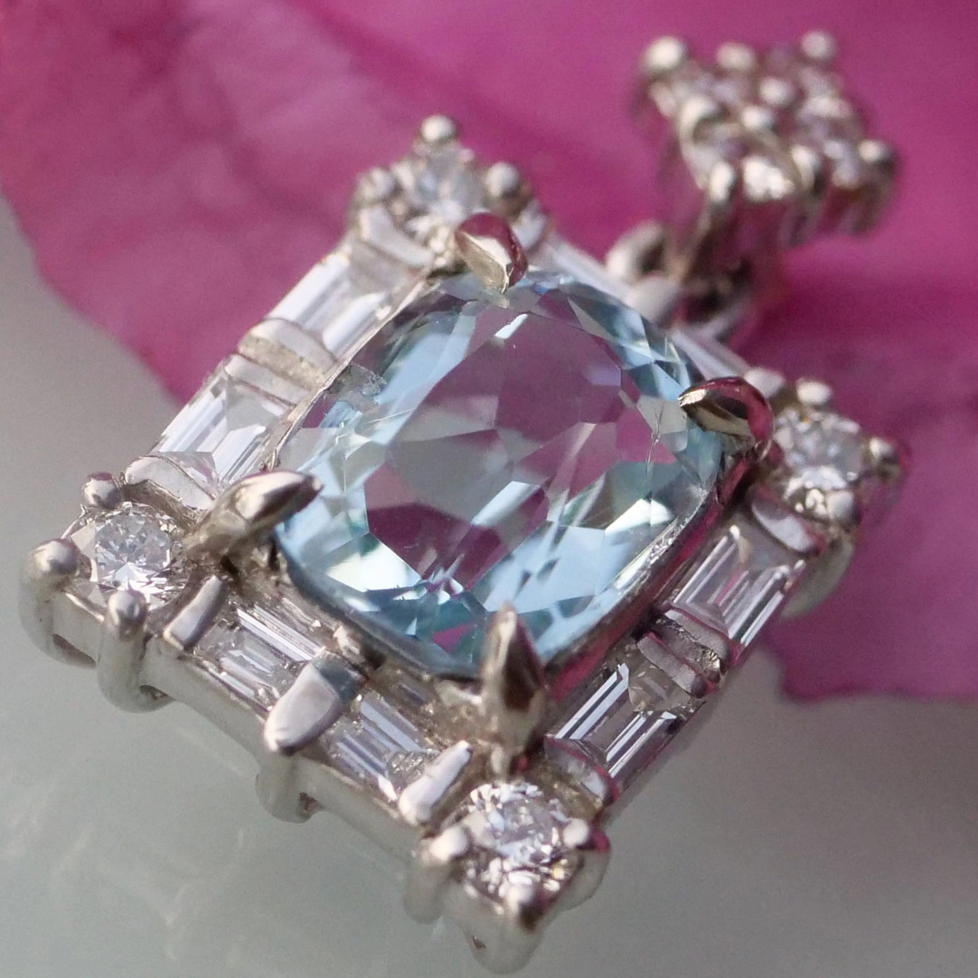 Platinium Aquamarin and Diamonds..a good Choice