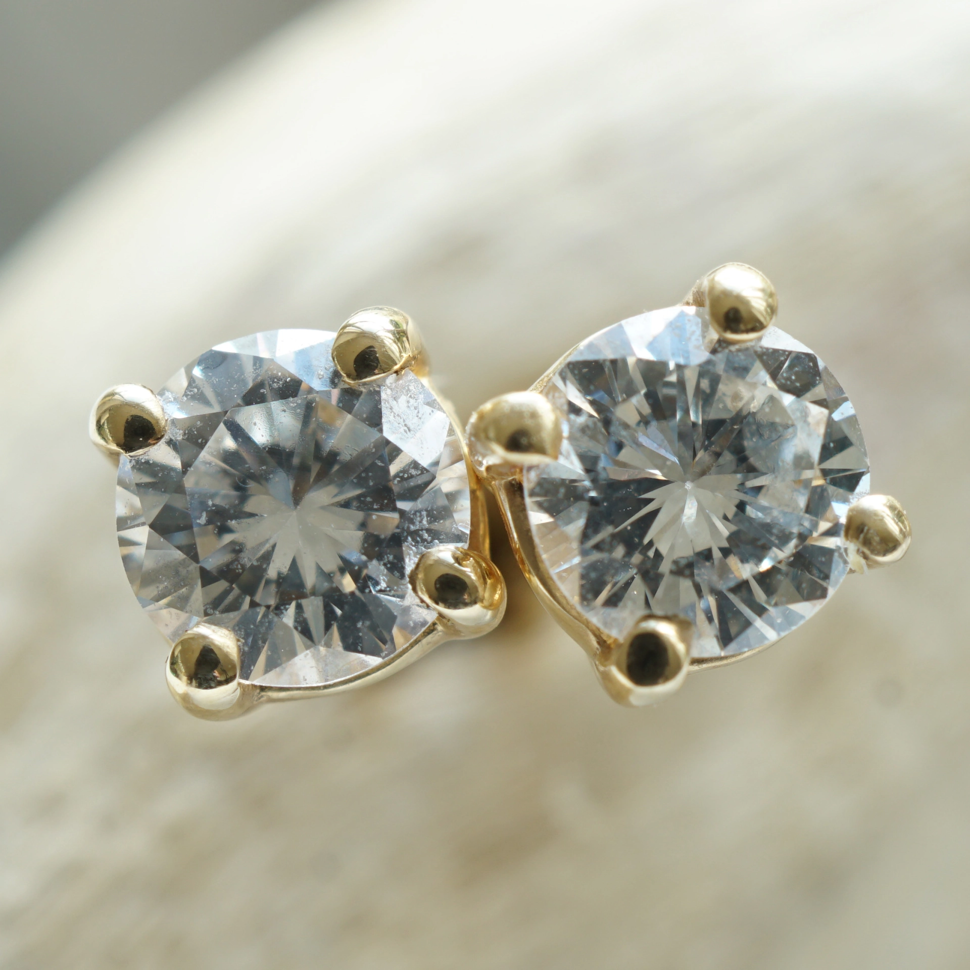 Solitaire Ear studs with full-cut Diamonds 0.42 ct, TW VVS