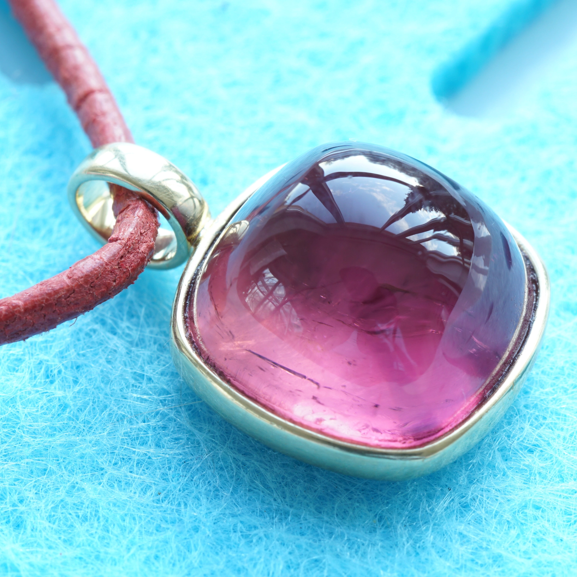 Turmalin Anhänger 750er Gelbgold 10.29 ct  AAA+ HIBISKUSROT Cabochon im Antikschliff